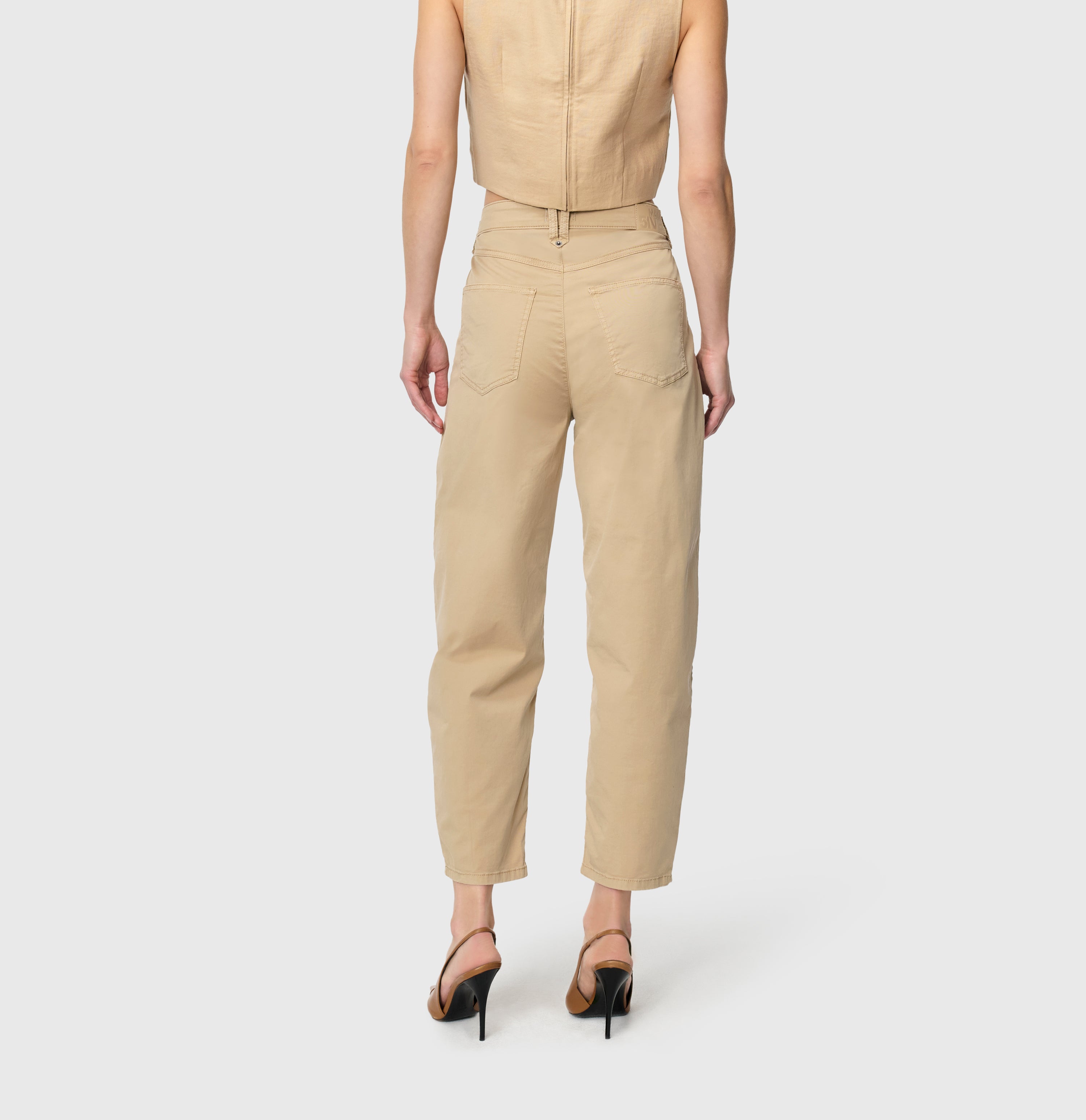 Barrel trousers with modern zip detail. | BORA 2.3 zip | golden terra antique | Back view of model