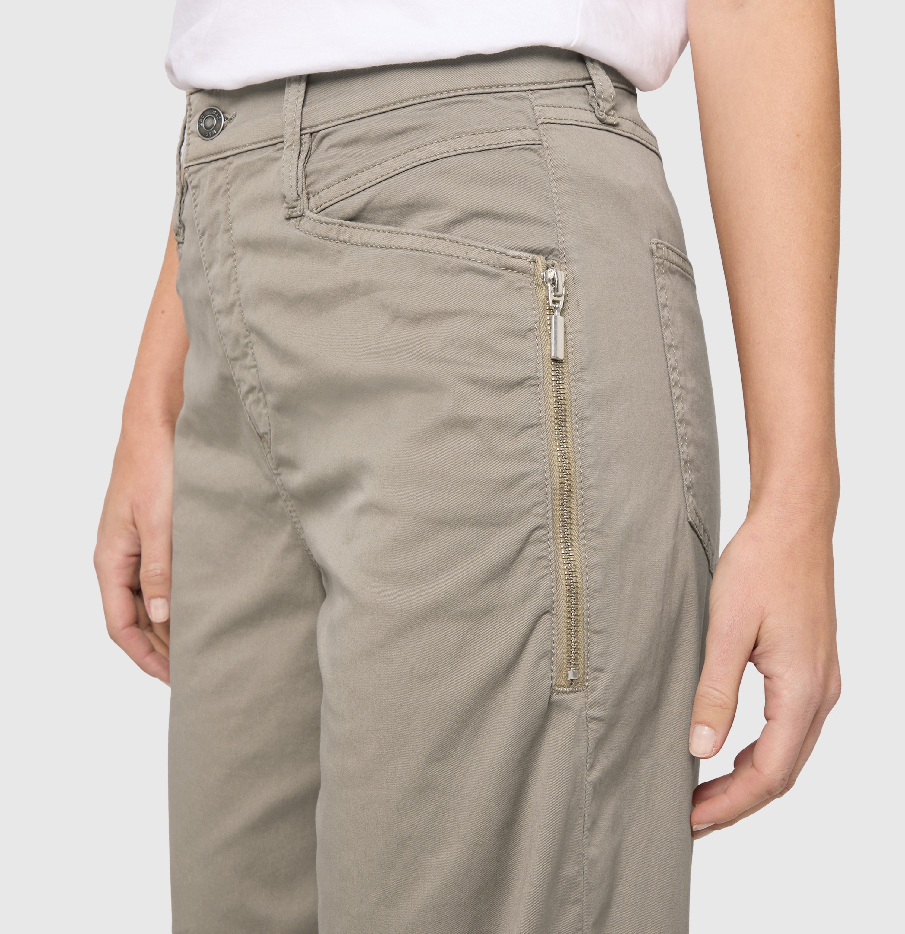 Barrel trousers with modern zip detail. | BORA 2.3 zip | mat green antique | Detailed view 3 of model