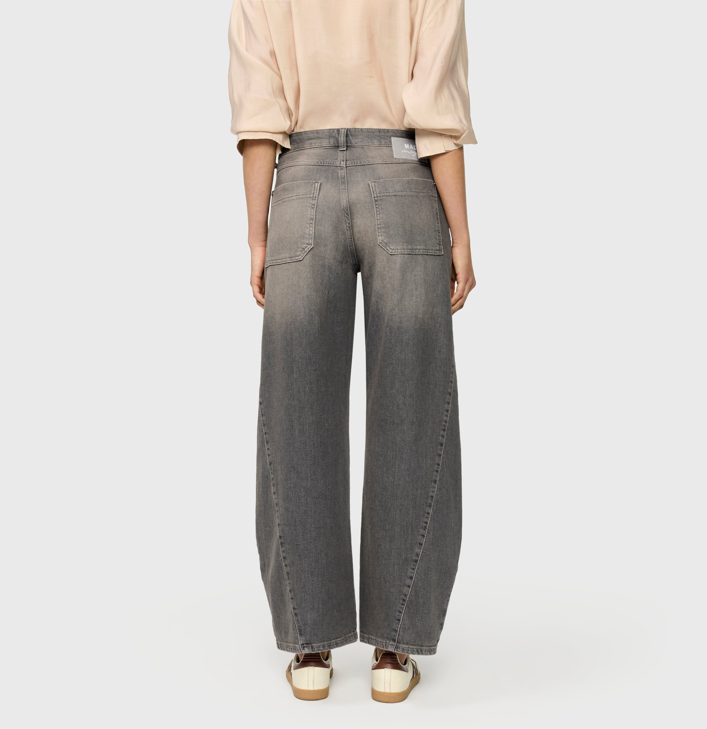 Barrel jeans with a vintage wash. | COLORADO Barrel | brown grey used | Back view of model