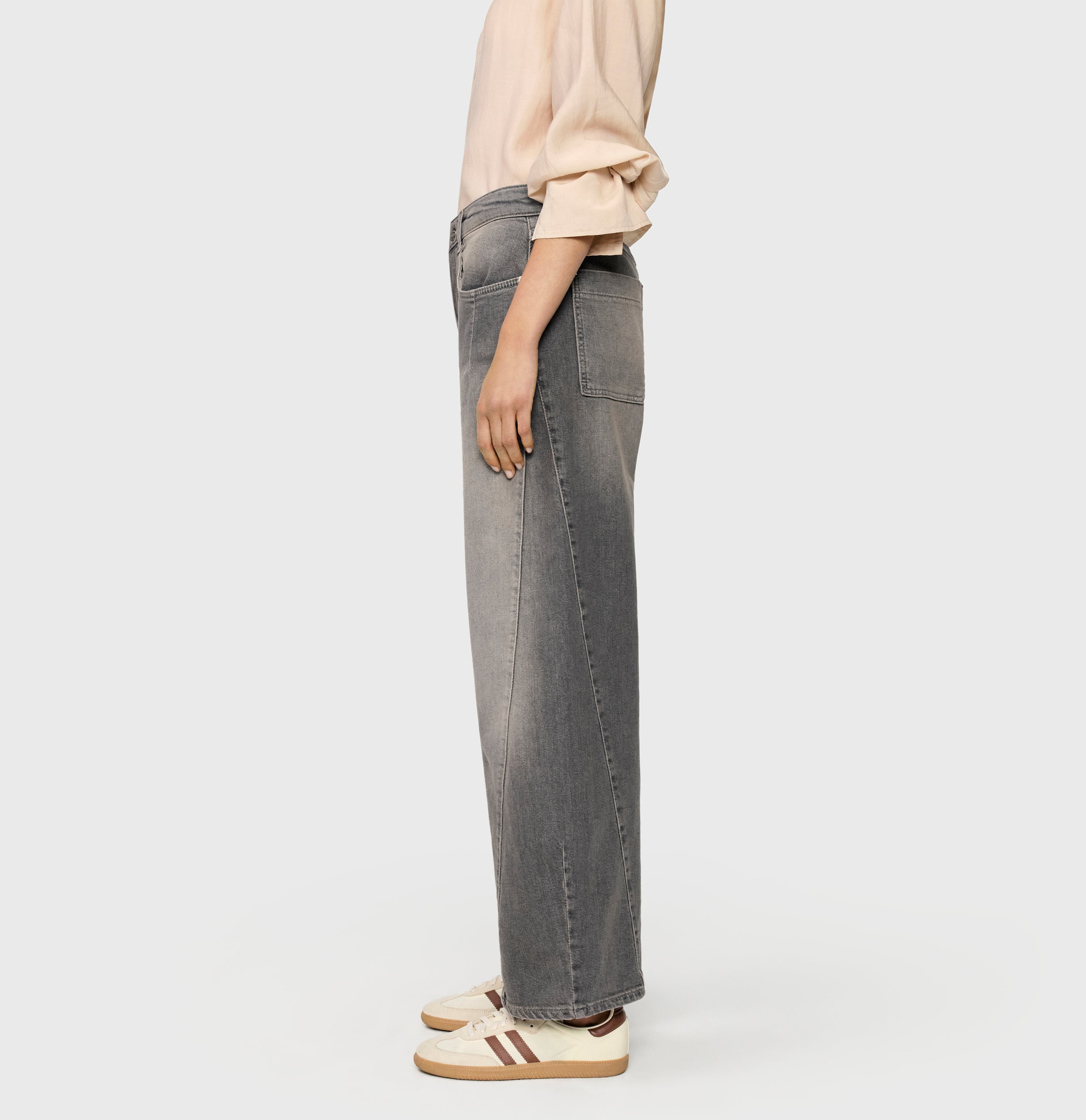 Barrel jeans with a vintage wash. | COLORADO Barrel | brown grey used | Side view of model