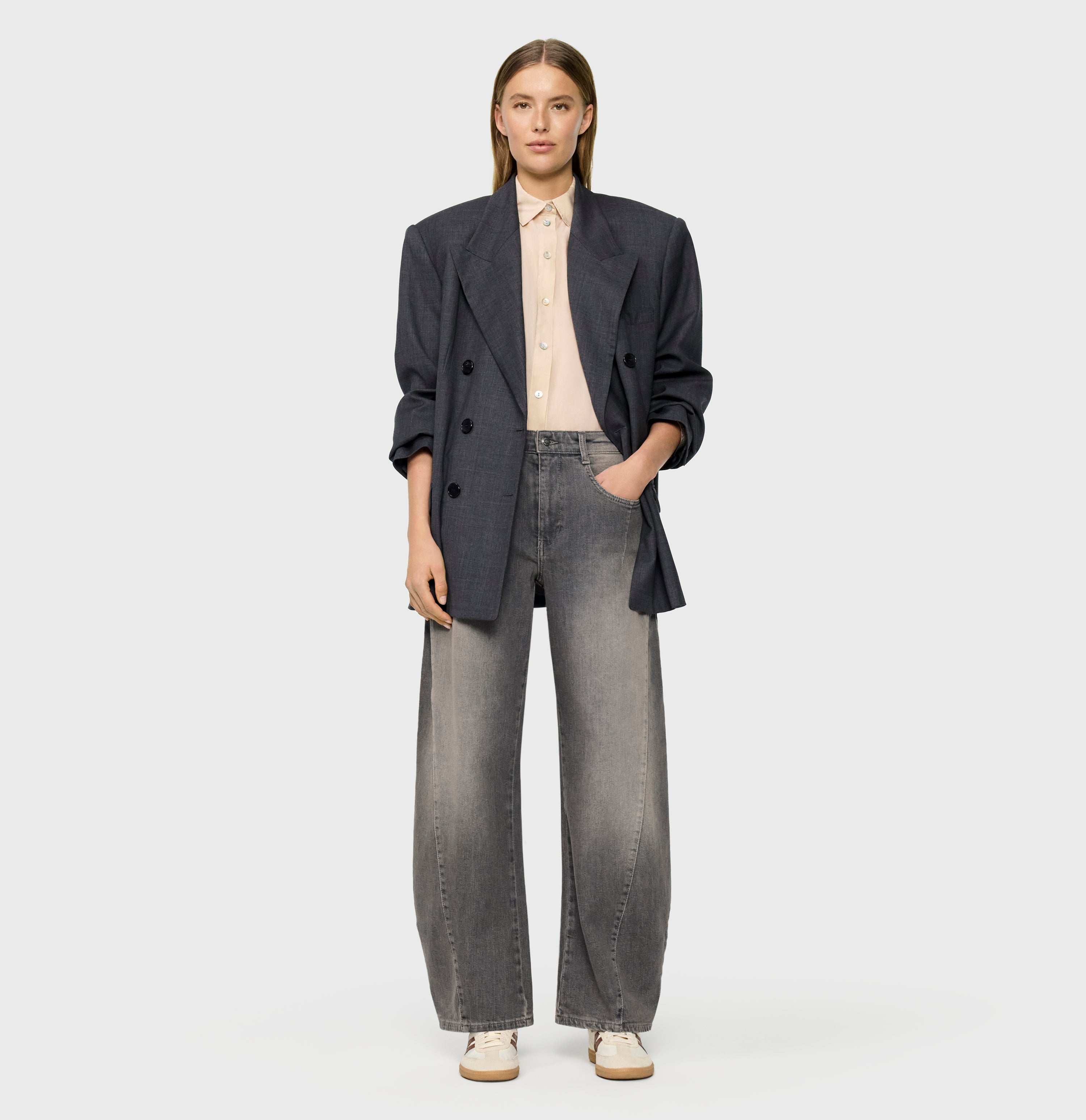 Barrel jeans with a vintage wash. | COLORADO Barrel | brown grey used | Full-body of model