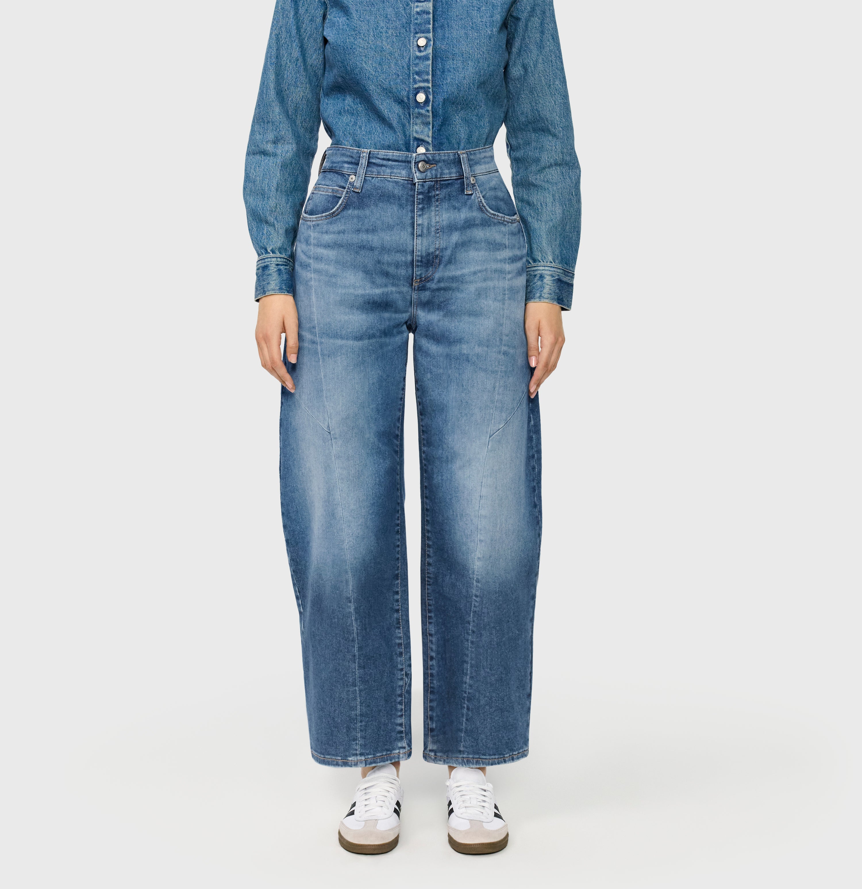 Vintage barrel jeans with seam details. | DAKOTA Barrel seam | fashion blue used | Front view of model
