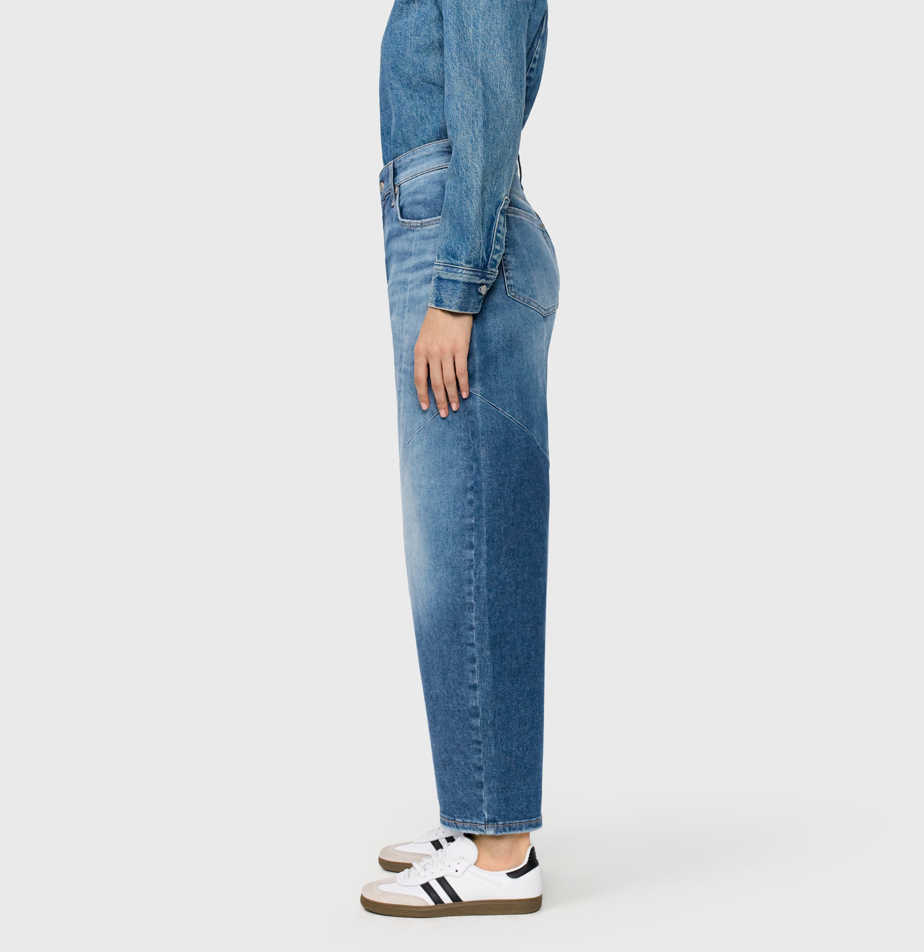 Vintage barrel jeans with seam details. | DAKOTA Barrel seam | fashion blue used | Side view of model