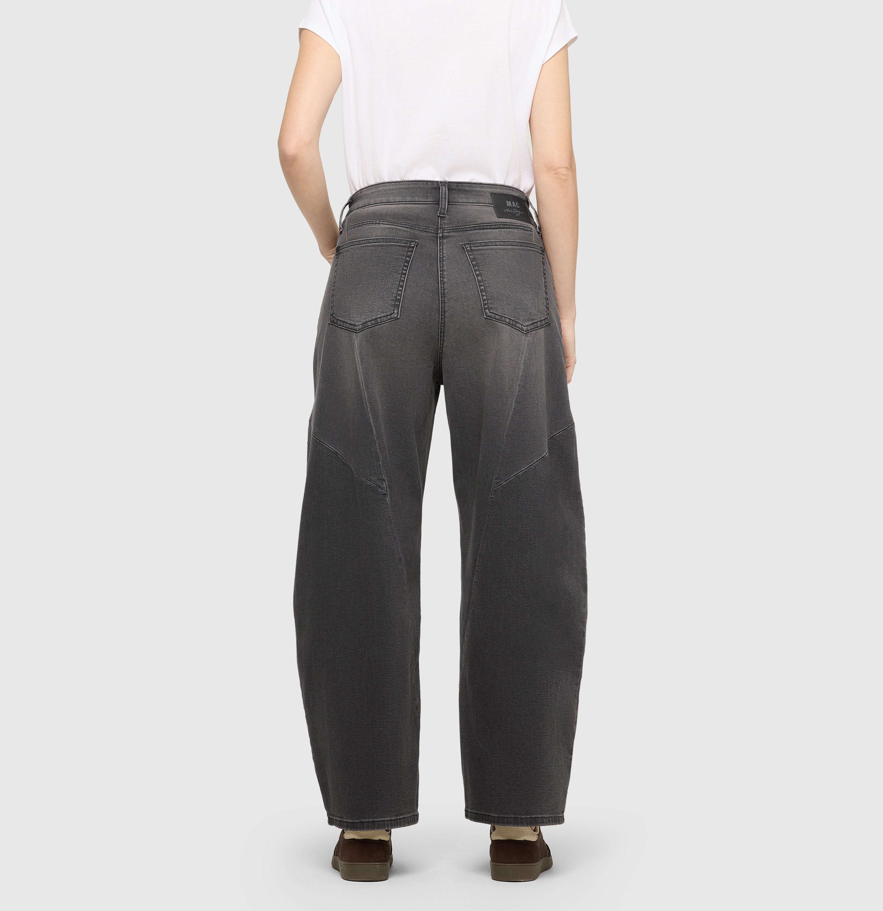 Vintage barrel jeans with seam details. | DAKOTA Barrel seam | high fashion anthra wash | Back view of model