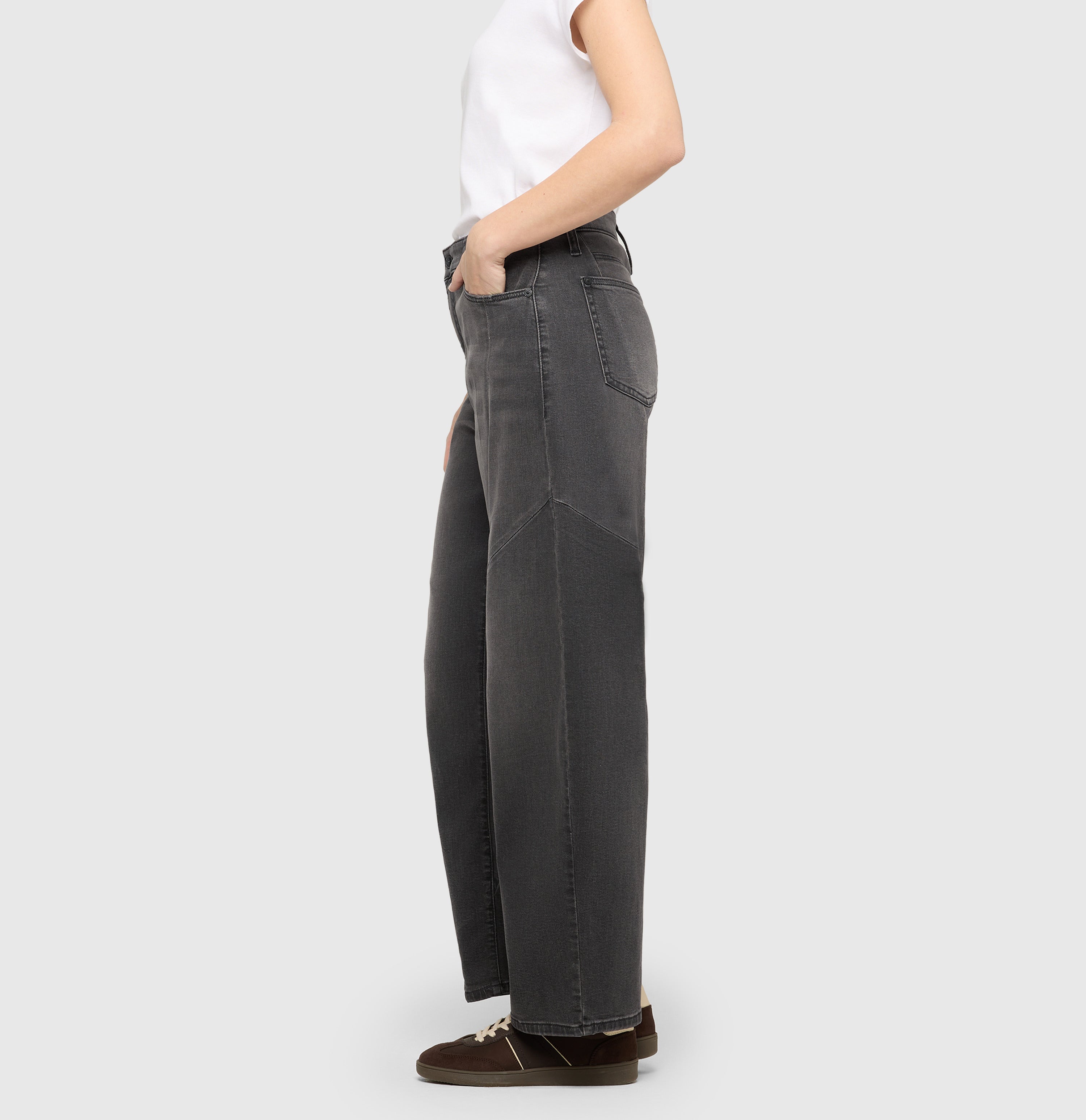 Vintage barrel jeans with seam details. | DAKOTA Barrel seam | high fashion anthra wash | Side view of model