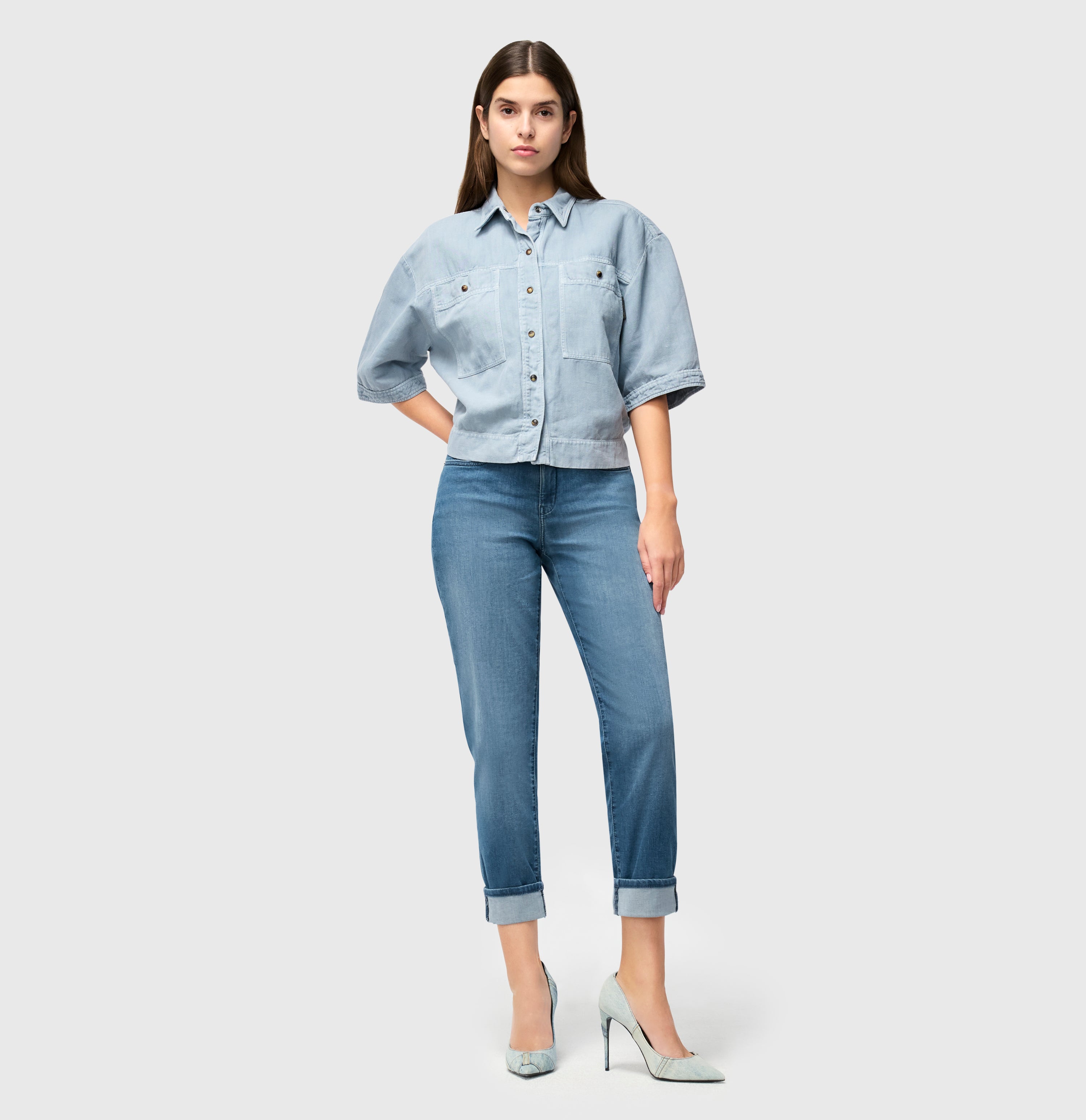 Feminine fit with high waist. Made of lightweight denim. | CAROL | summer mid blue | Full-body of model