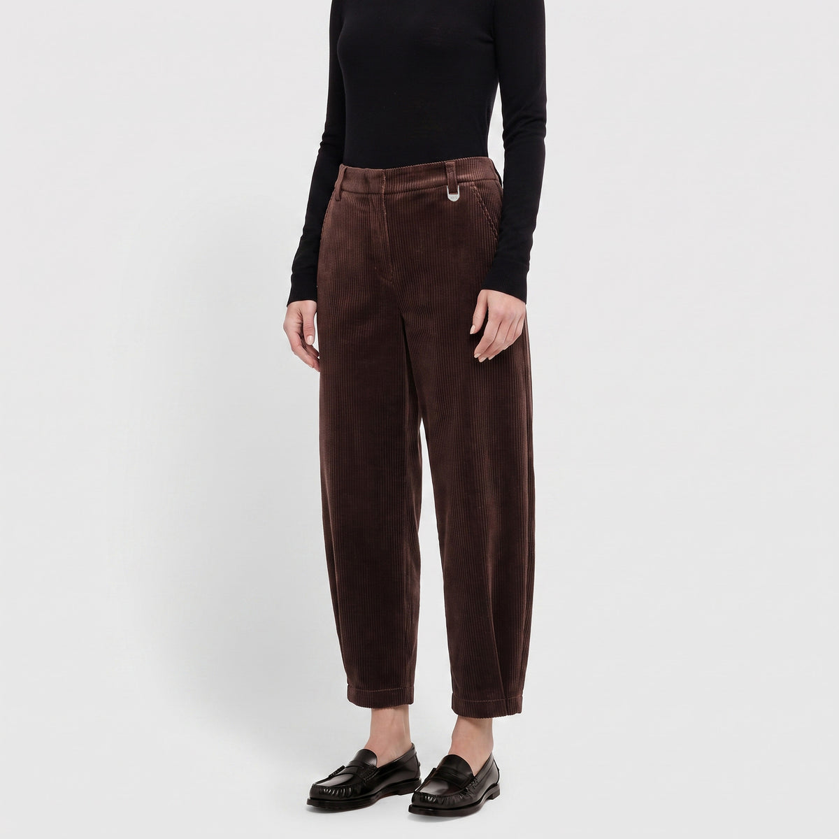 Relaxed fit made from soft jersey corduroy. | TILDA CHINO | dark bean | Front view of model