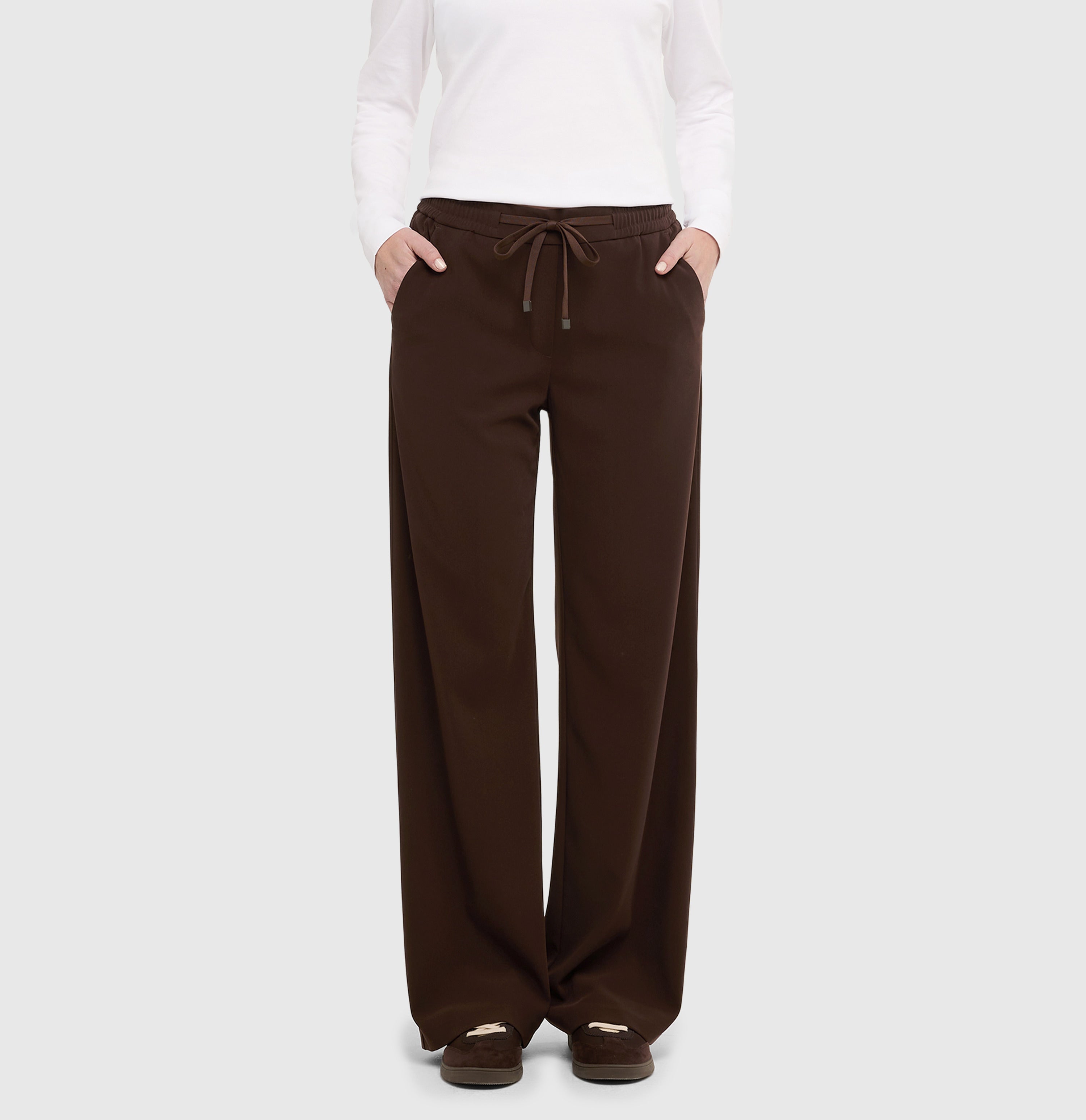 Wide fit made of flowing, floating crepe. | CHRISTY | truffle brown | Front view of model