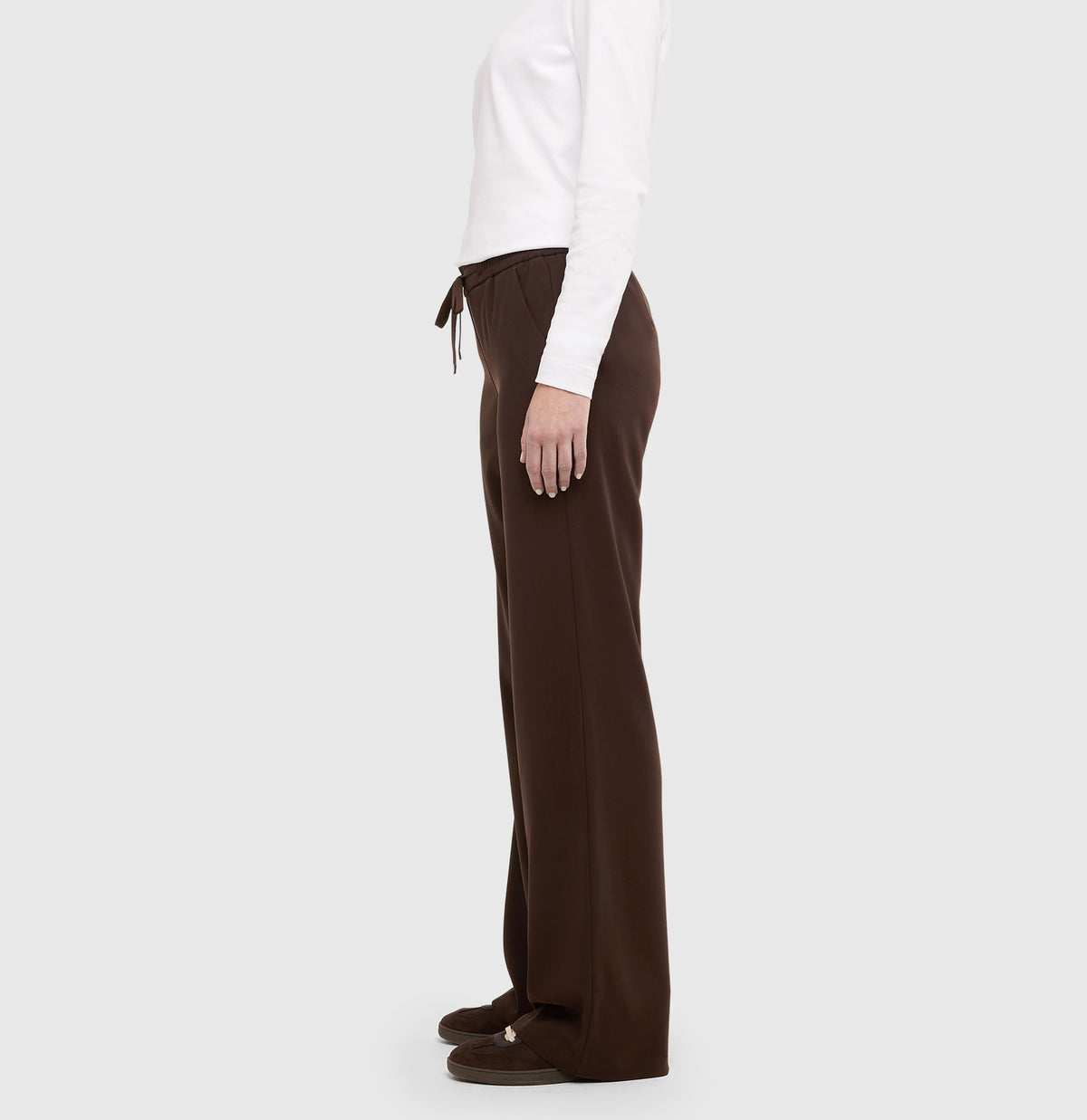 Wide fit made of flowing, floating crepe. | CHRISTY | truffle brown | Side view of model