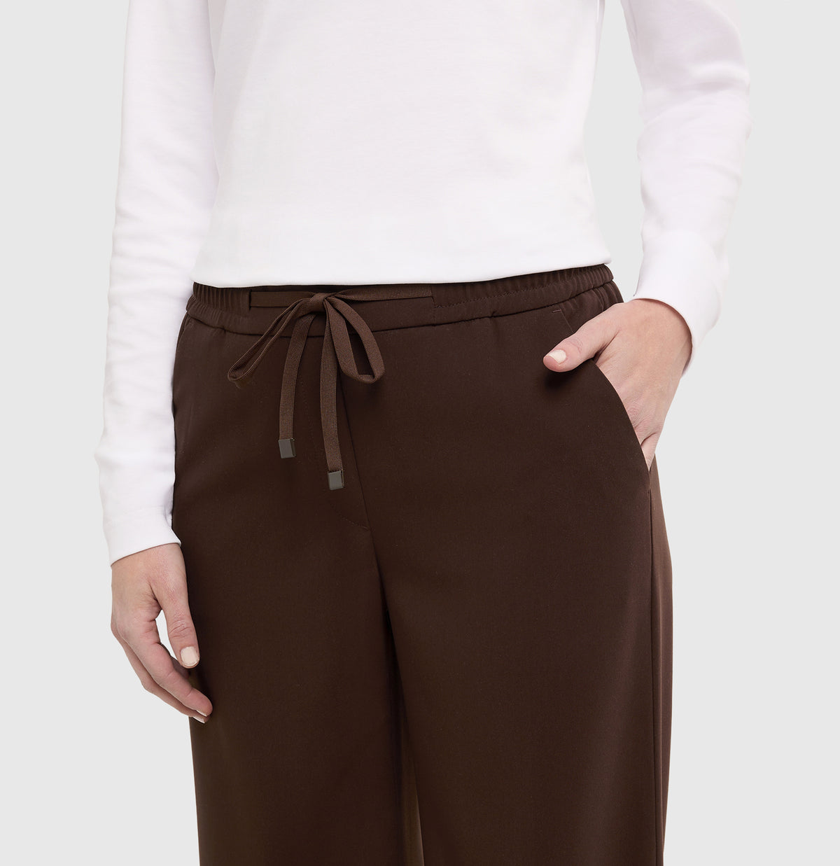 Wide fit made of flowing, floating crepe. | CHRISTY | truffle brown | Detailed view 2 of model