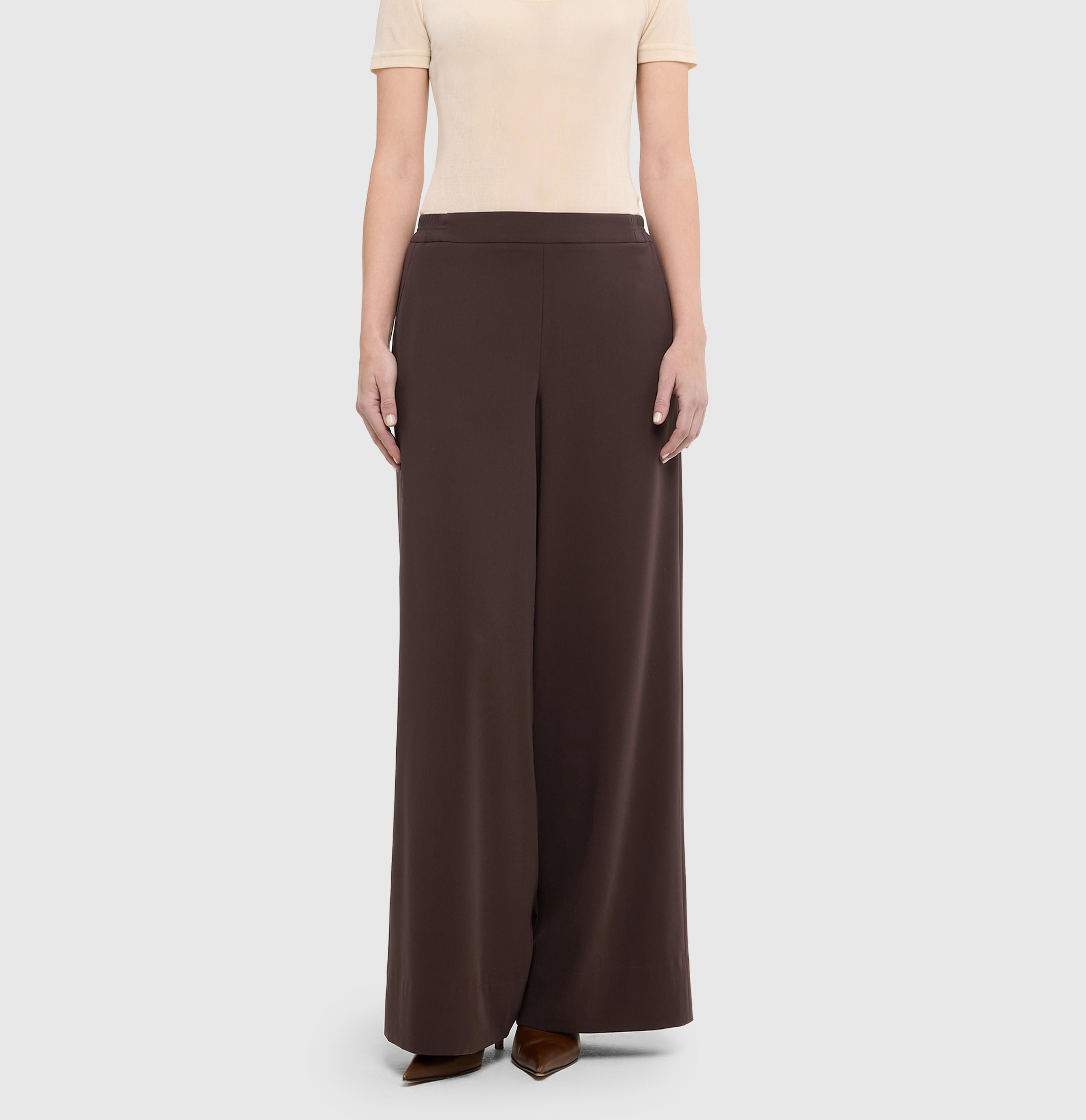 Wide, flowing trousers made of floating crepe. | CORALIE | truffle brown | Front view of model