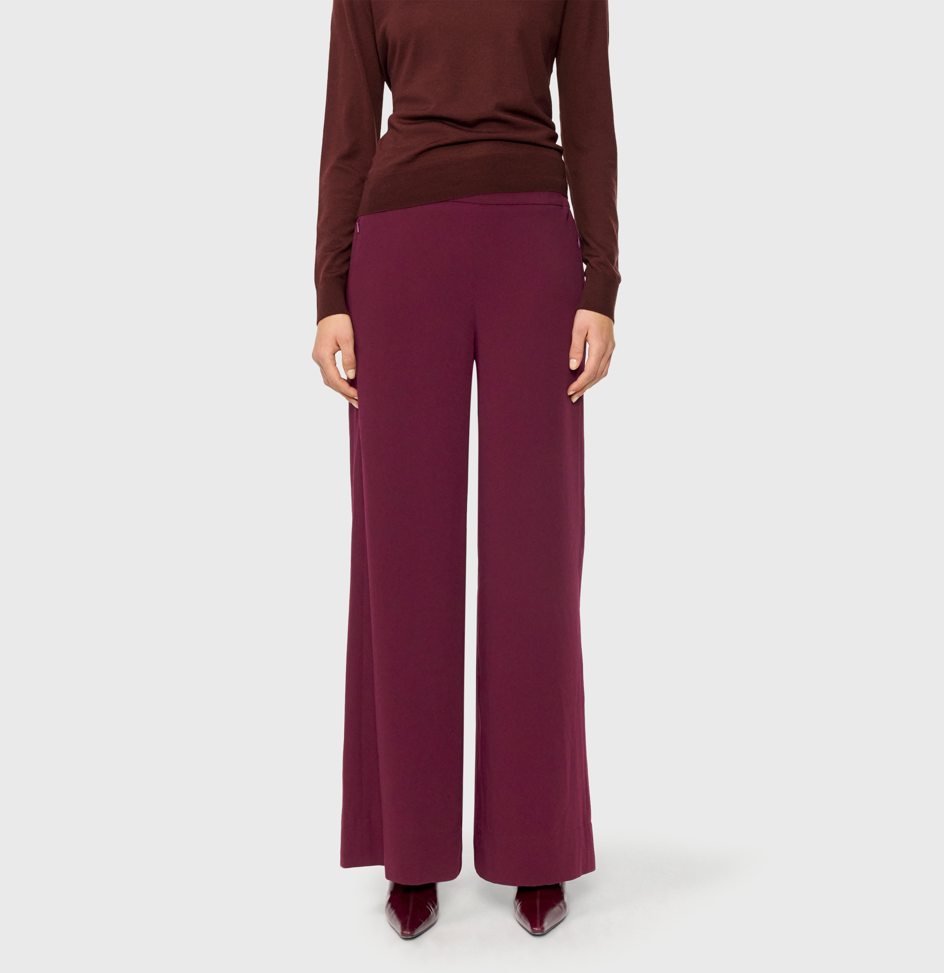 Wide, flowing trousers made of floating crepe. | CORALIE | fig | Front view of model