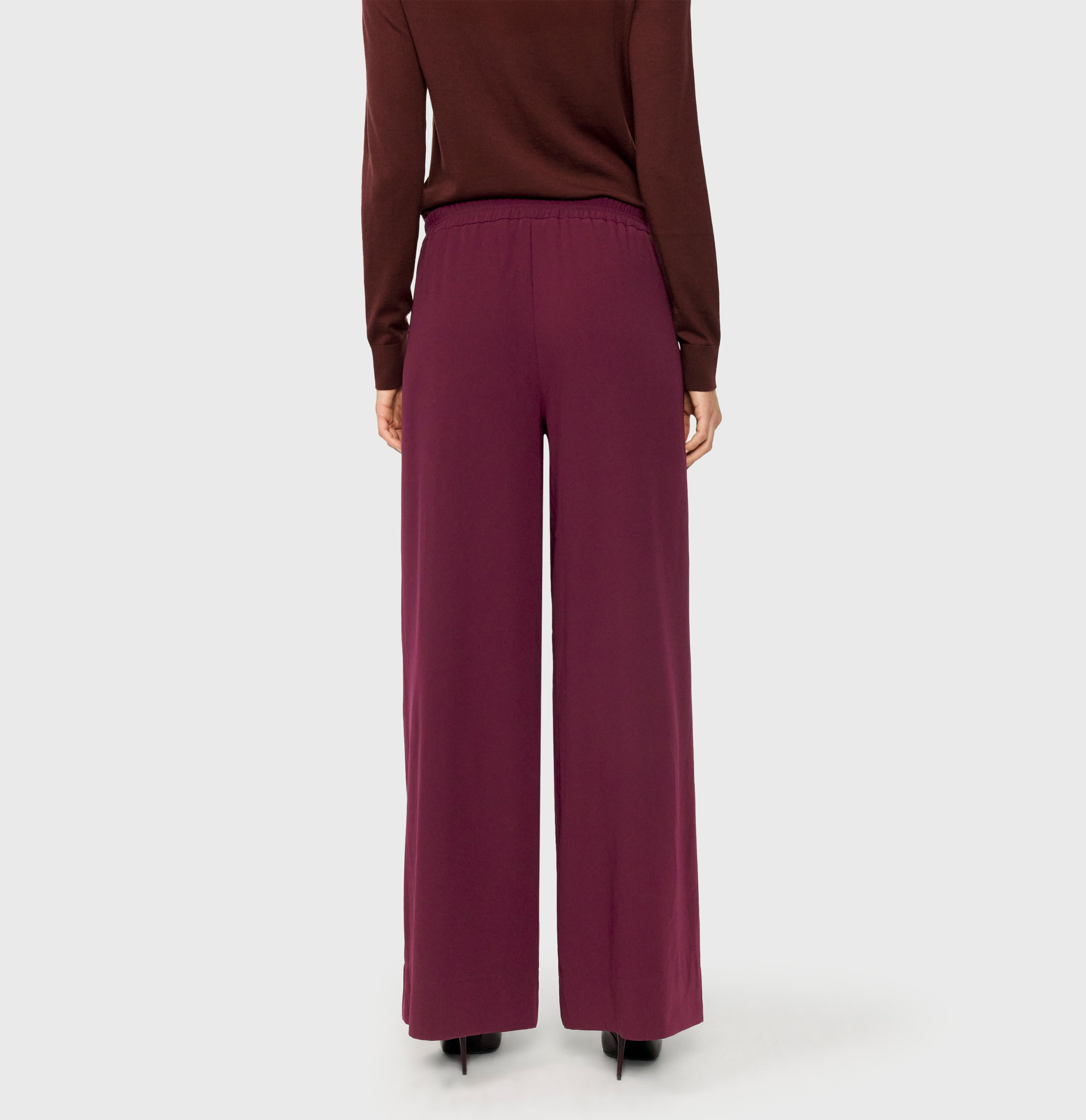 Wide, flowing trousers made of floating crepe. | CORALIE | fig | Back view of model