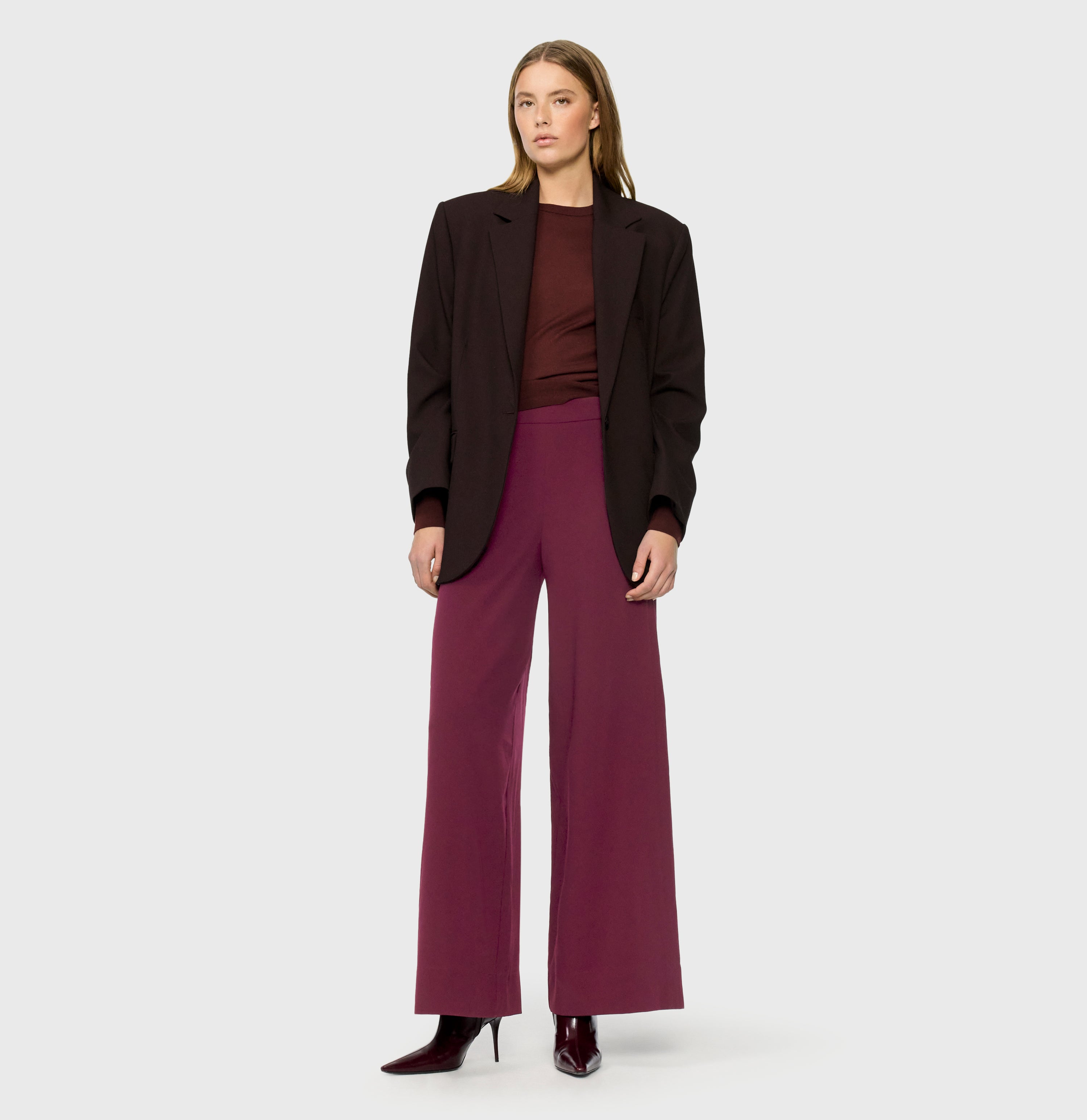 Wide, flowing trousers made of floating crepe. | CORALIE | fig | Full-body of model