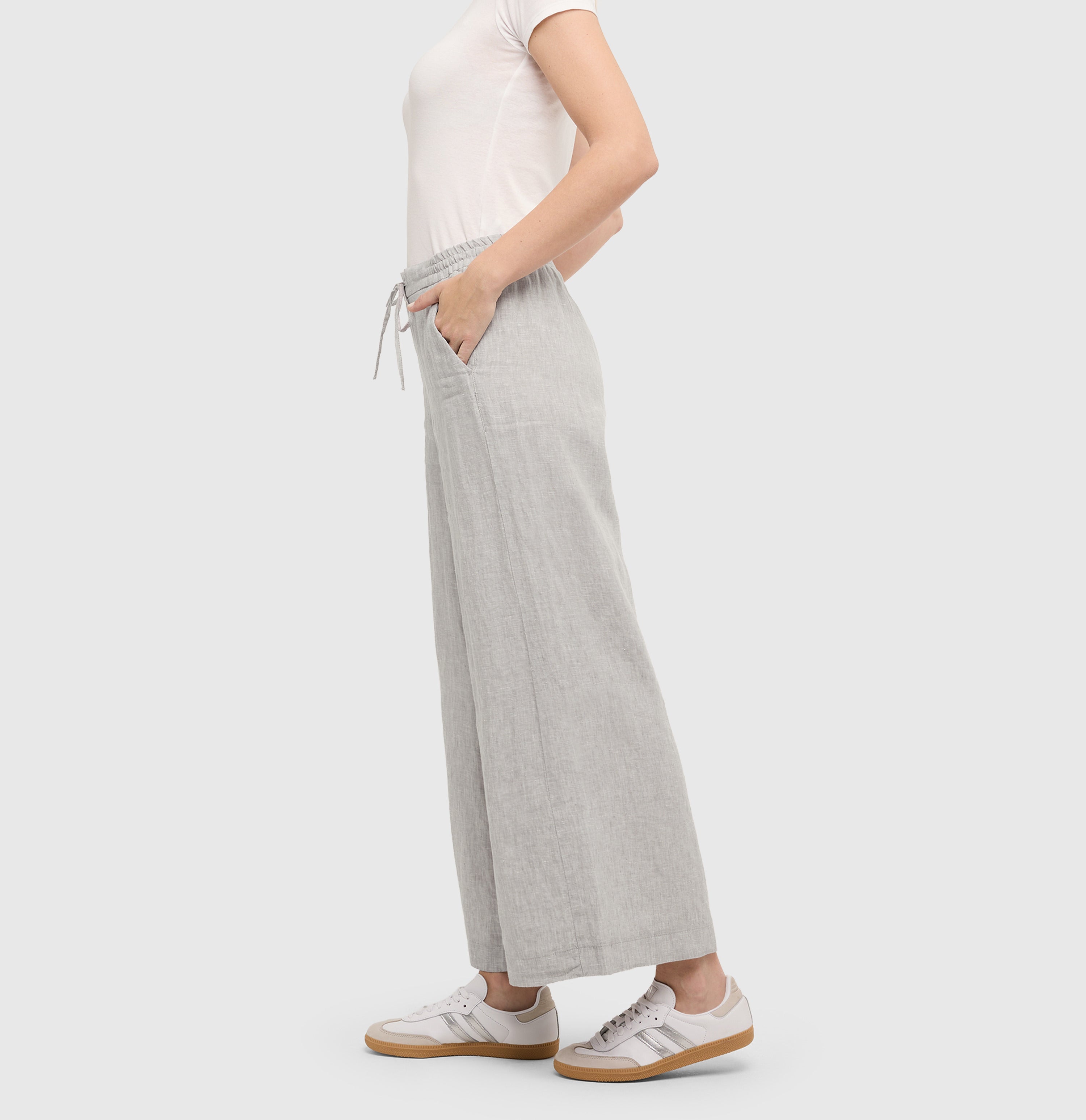 Wide culotte made of pure linen. | CALLIE cropped | light blue grey melange | Side view of model