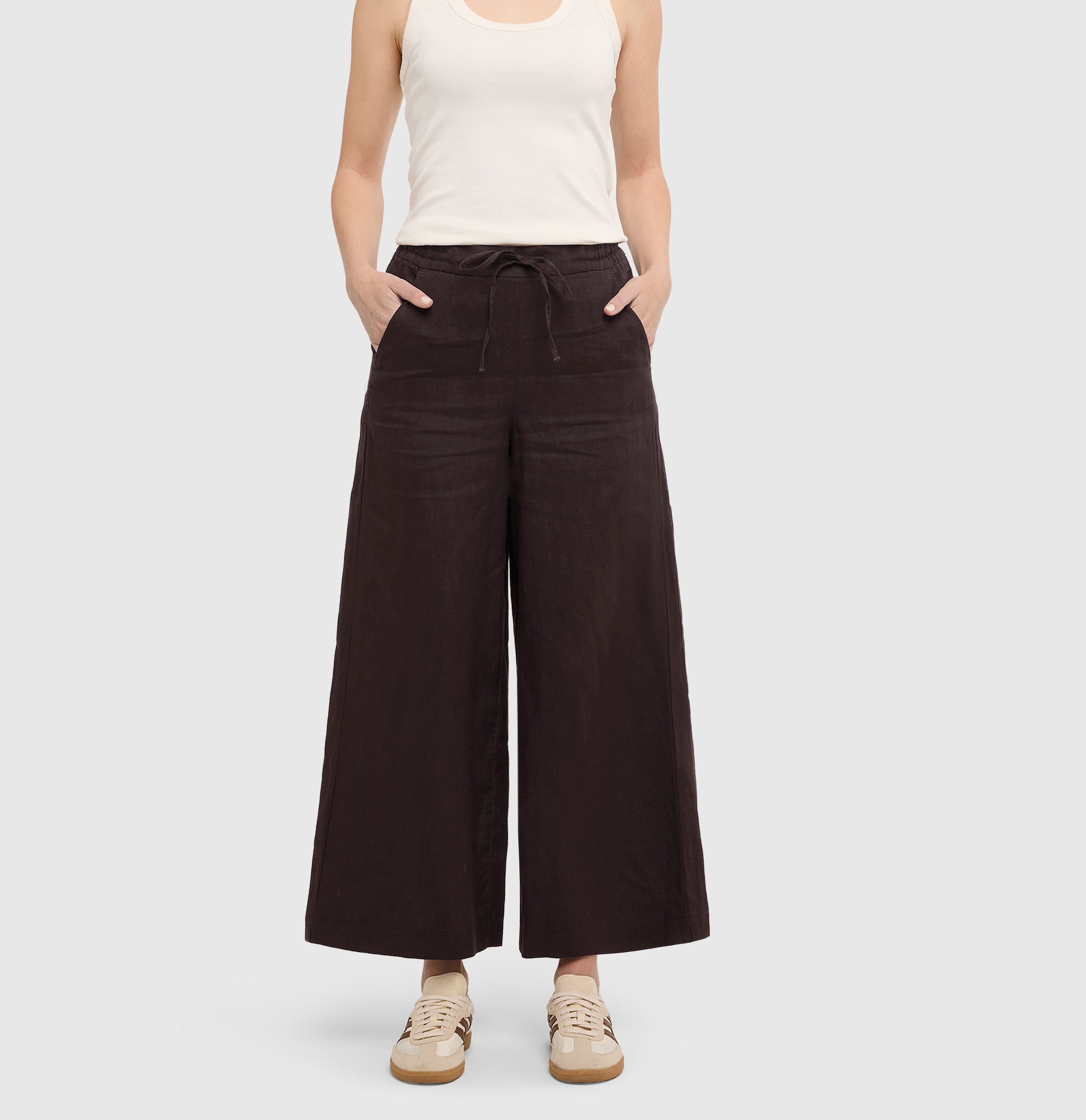 Wide culotte made of pure linen. | CALLIE cropped | truffle brown | Front view of model