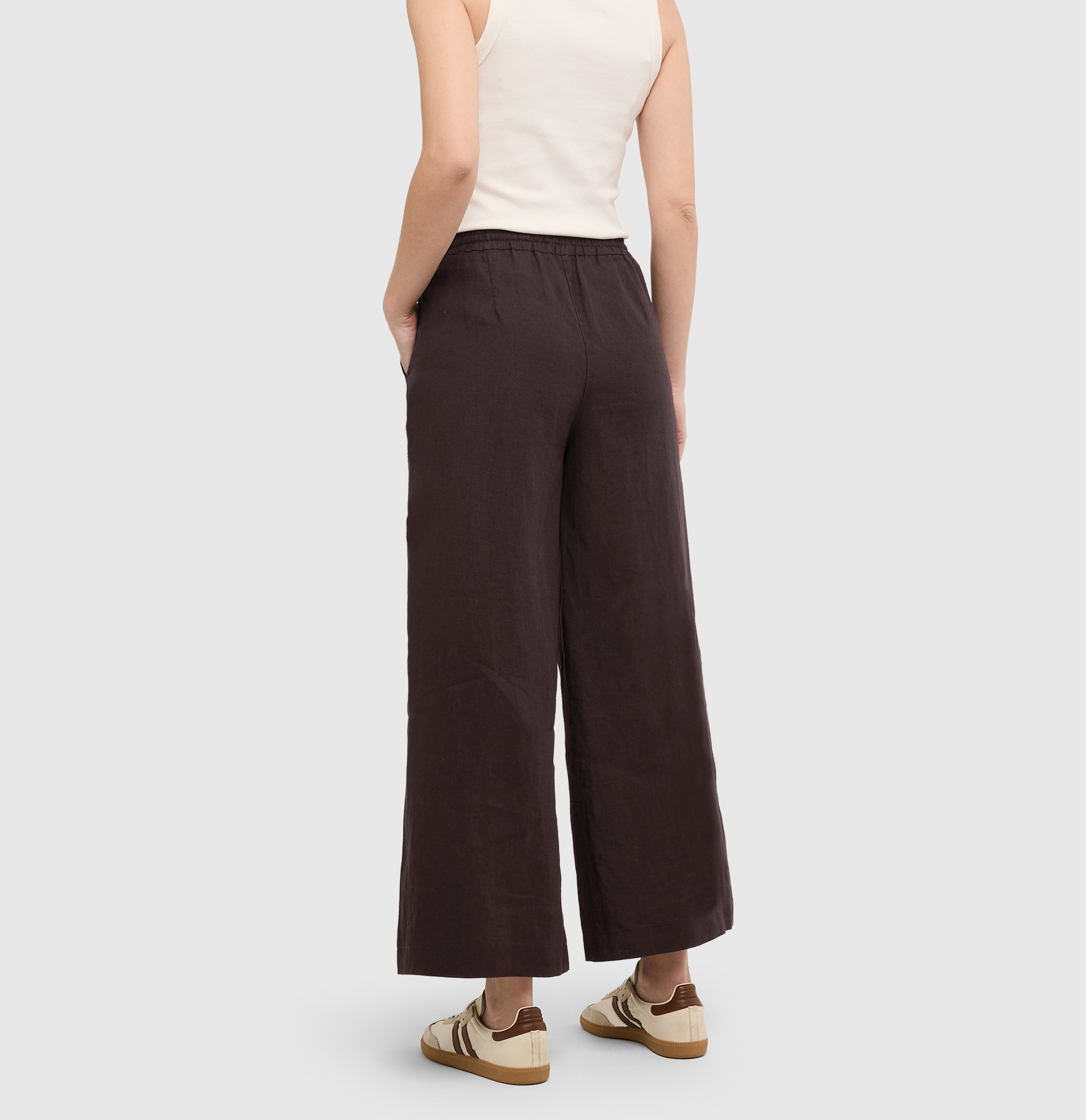 Wide culotte made of pure linen. | CALLIE cropped | truffle brown | Back view of model