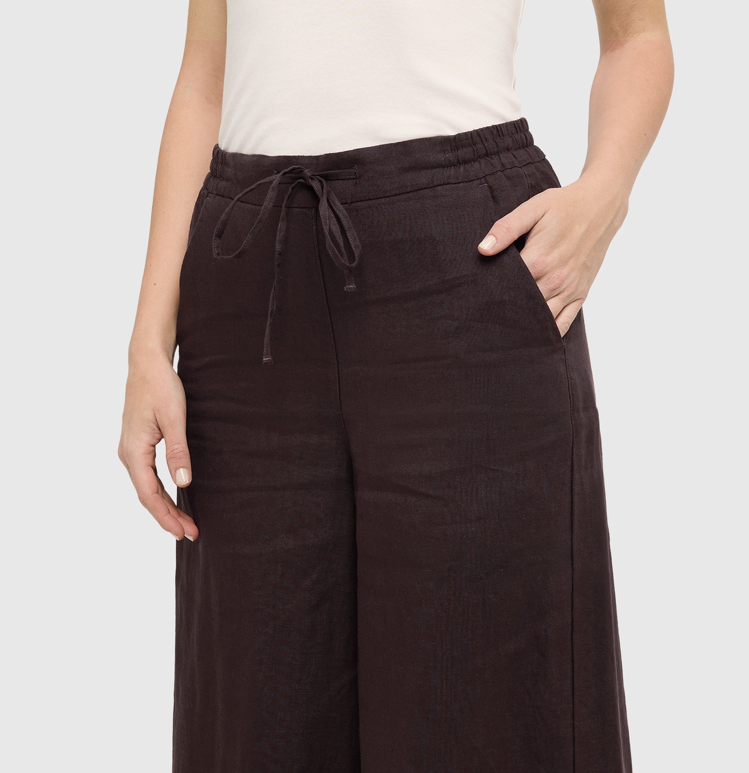 Wide culotte made of pure linen. | CALLIE cropped | truffle brown | Detailed view 2 of model
