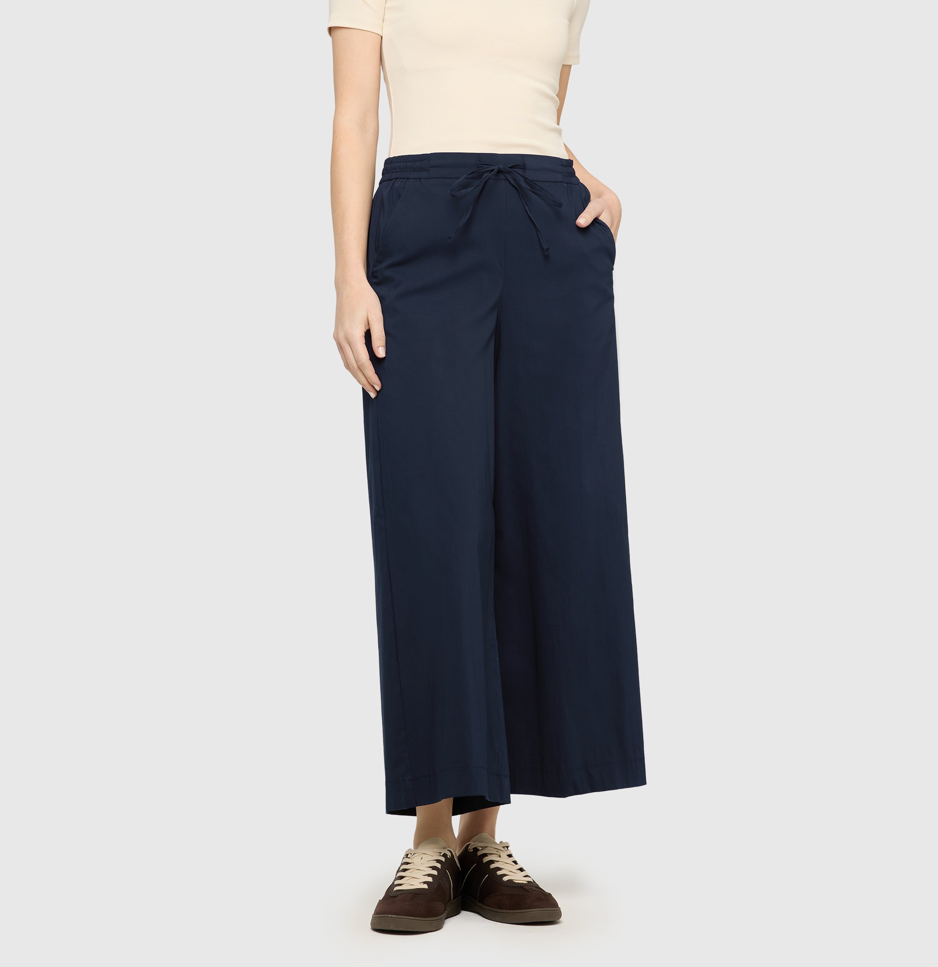 Culotte in an ultra light summer fabric. | CALLIE cropped | dark blue | Front view of model