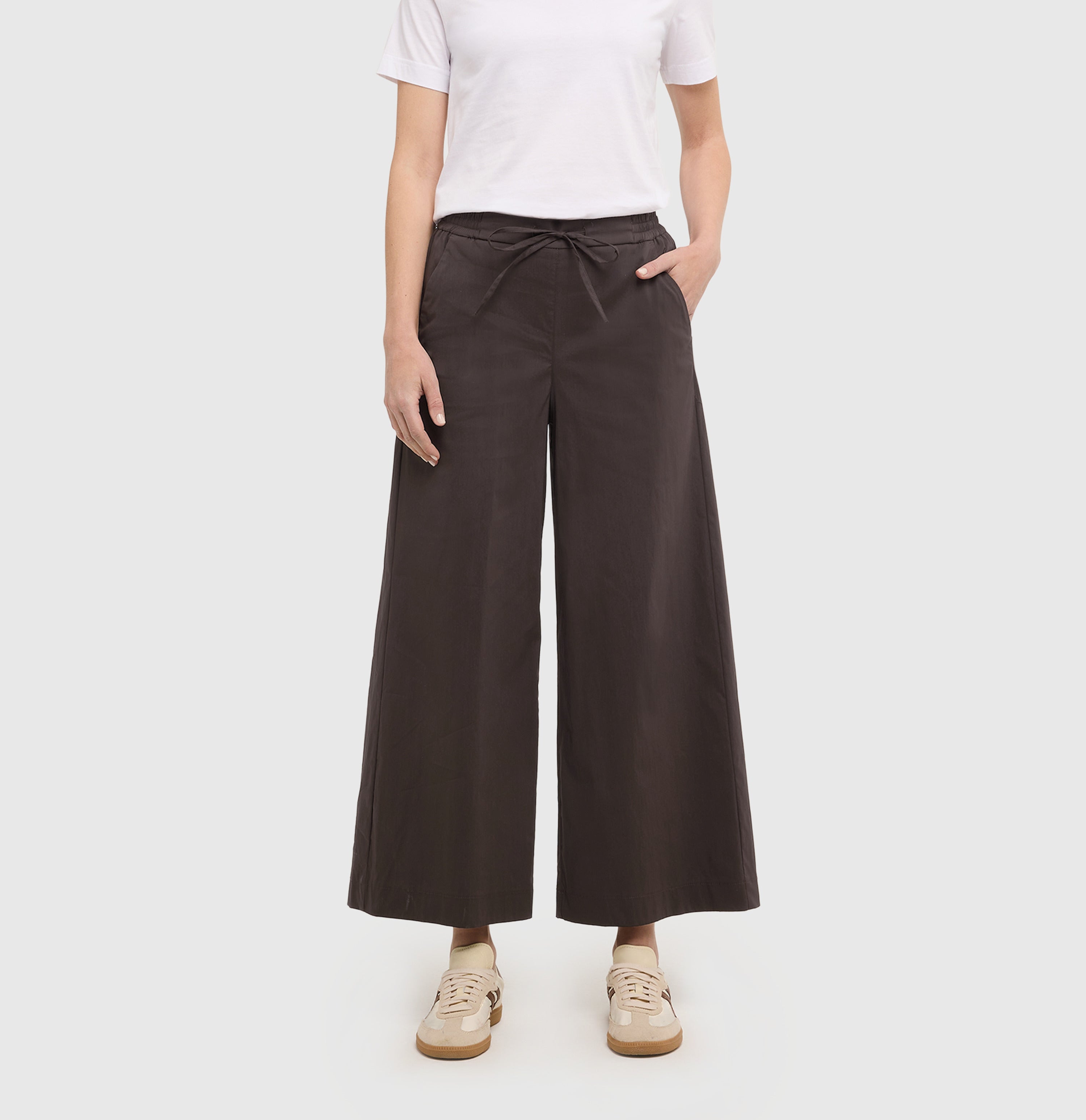 Culotte in an ultra light summer fabric. | CALLIE cropped | truffle brown | Front view of model