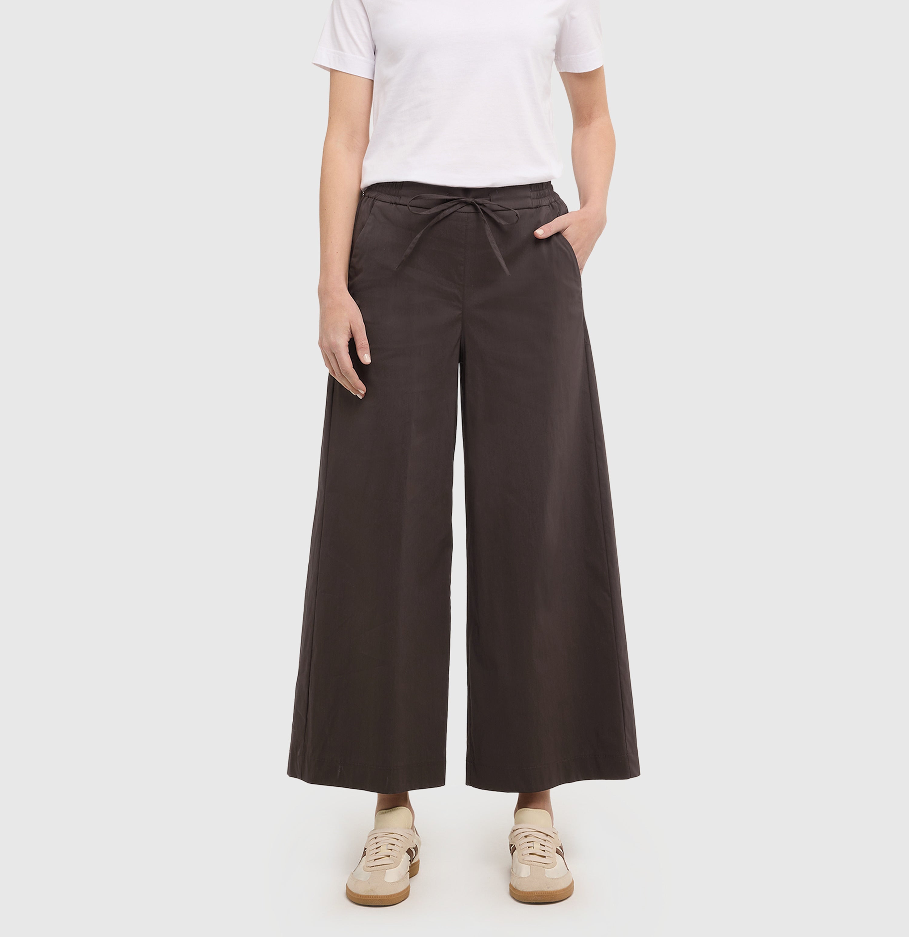 Culotte in an ultra light summer fabric. | CALLIE cropped | truffle brown | Front view of model