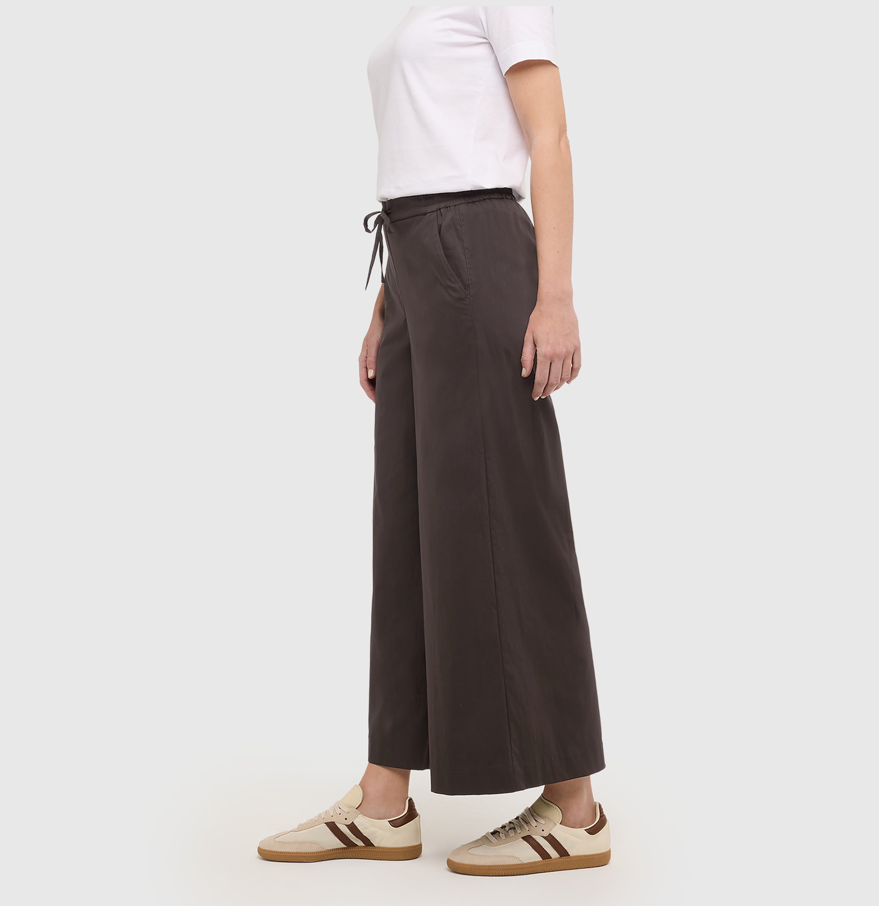 Culotte in an ultra light summer fabric. | CALLIE cropped | truffle brown | Side view of model