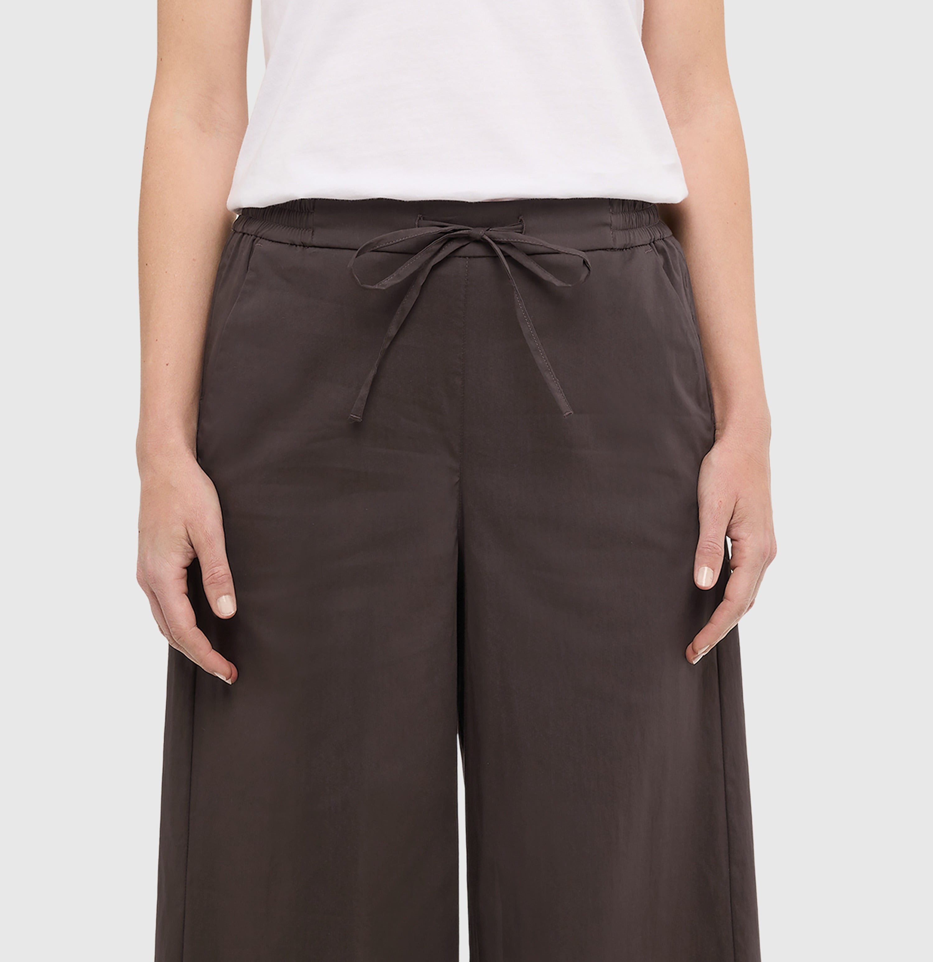 Culotte in an ultra light summer fabric. | CALLIE cropped | truffle brown | Detailed view 2 of model