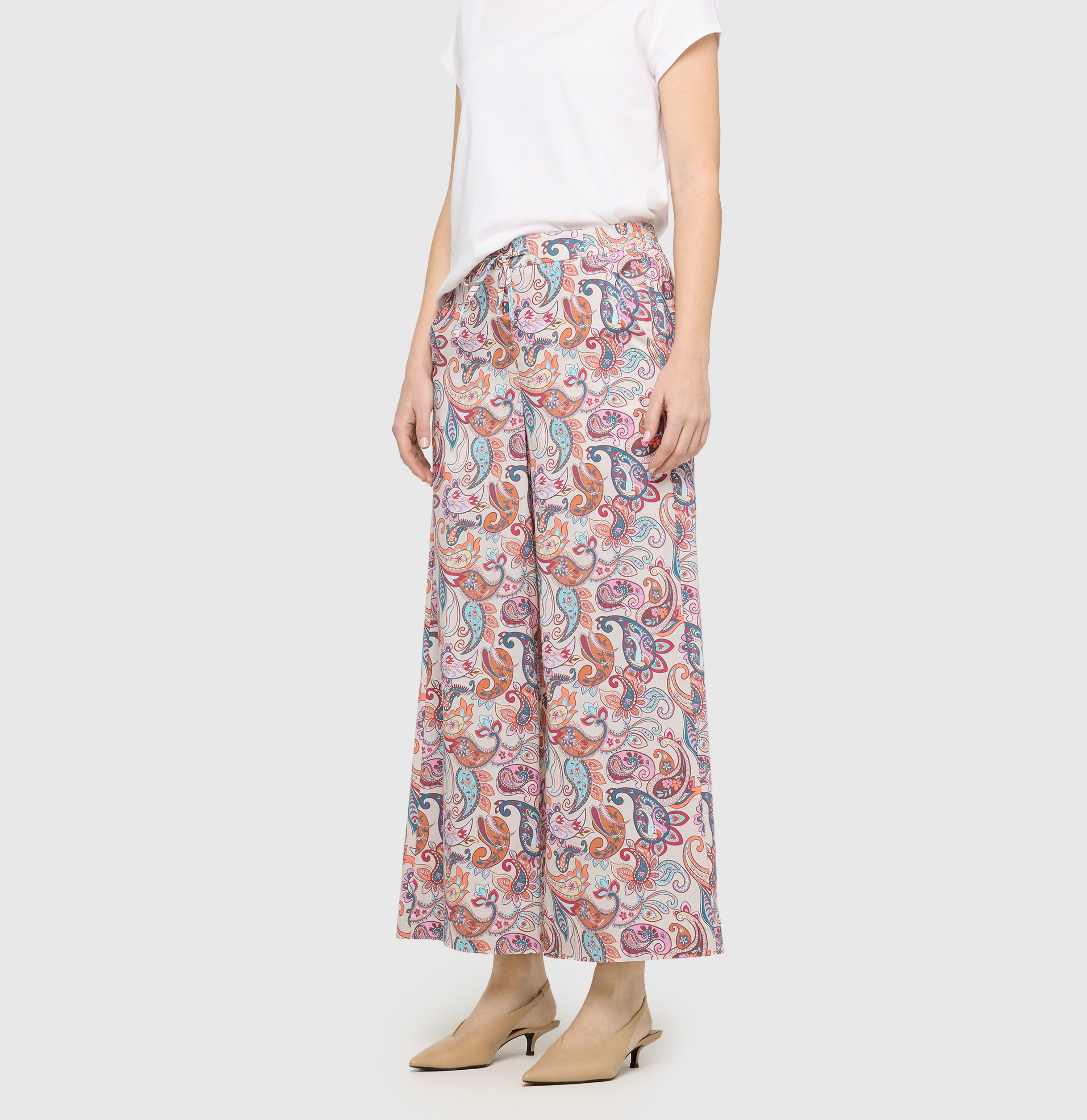 Culotte in an ultra light summer fabric. | CALLIE cropped | paisley print | Front view of model
