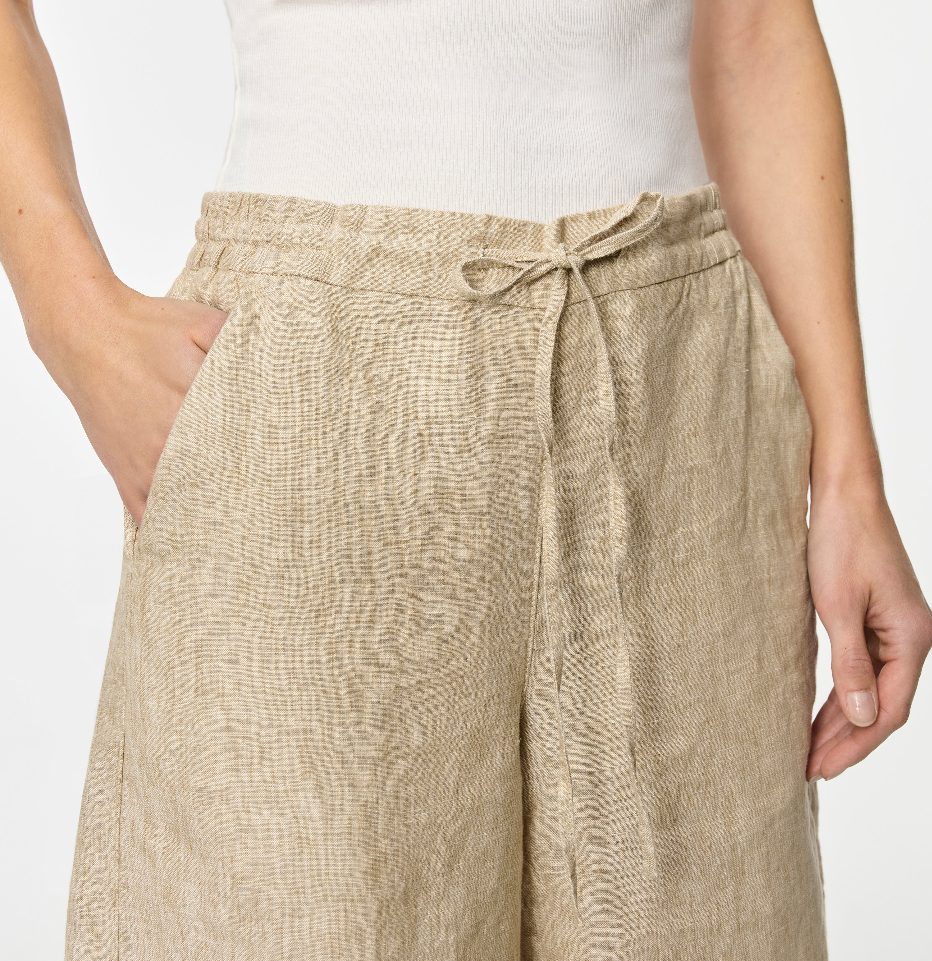 Wide shorts made of pure linen. | SANNY | almond beige melange | Detailed view 2 of model