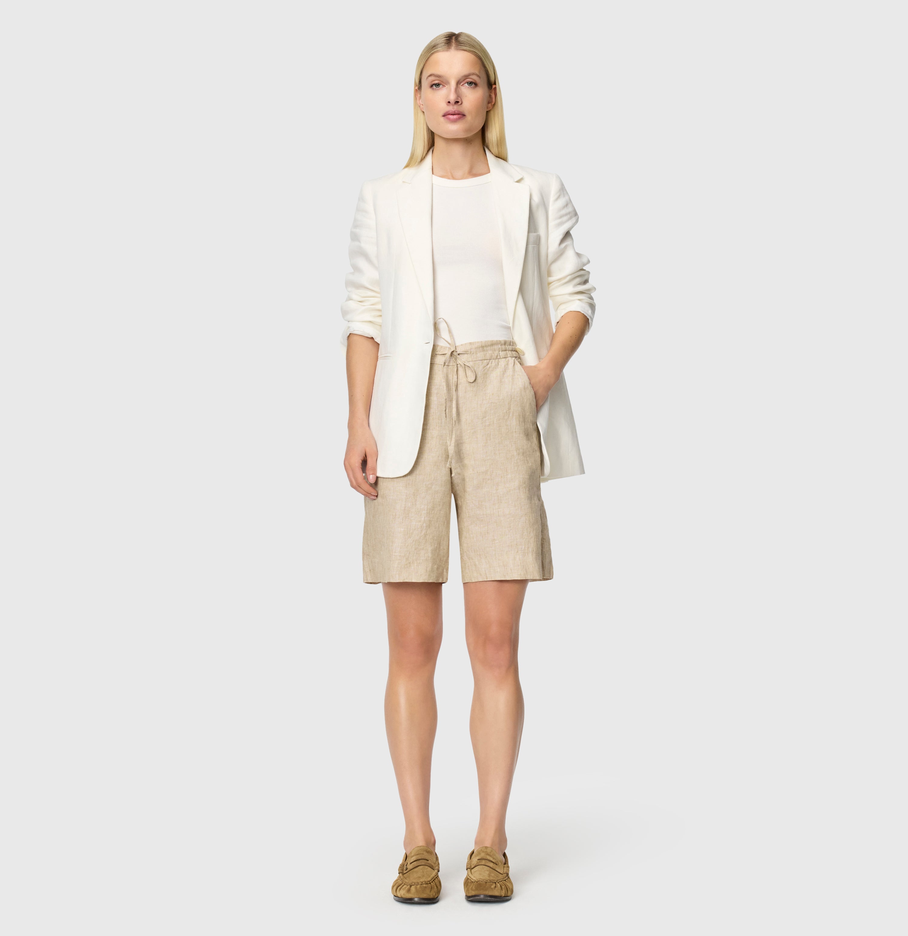 Wide shorts made of pure linen. | SANNY | almond beige melange | Full-body of model