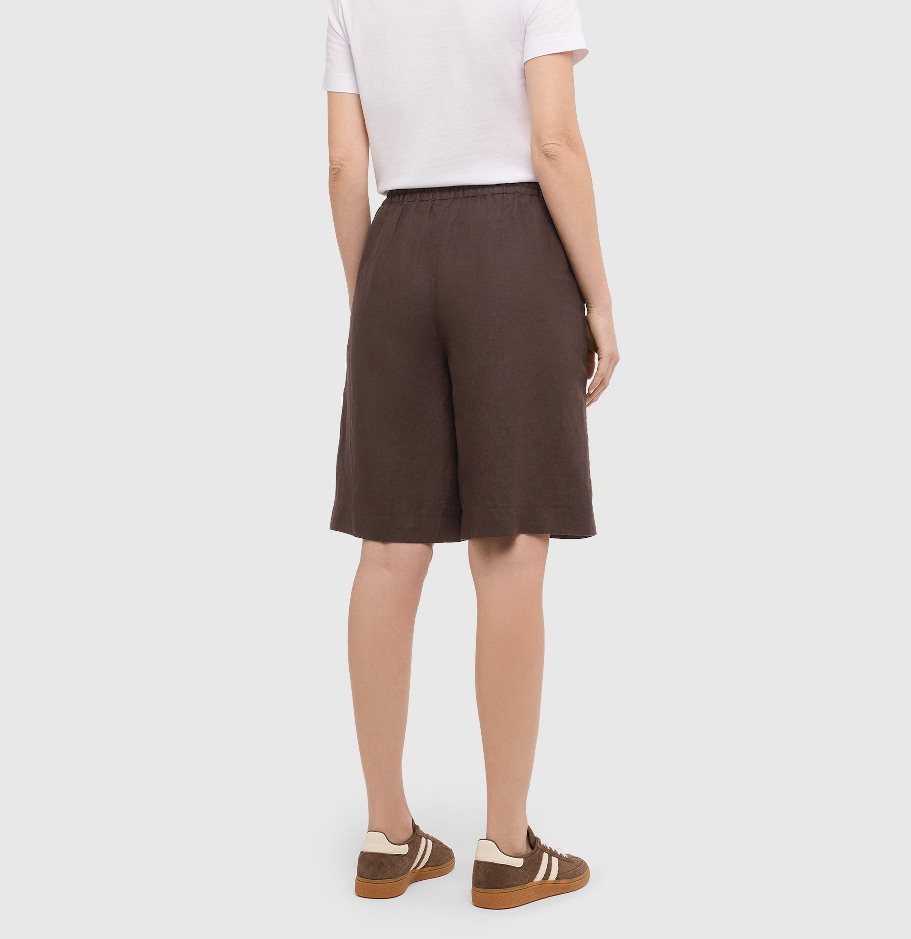 Wide shorts made of pure linen. | SANNY | truffle brown | Back view of model