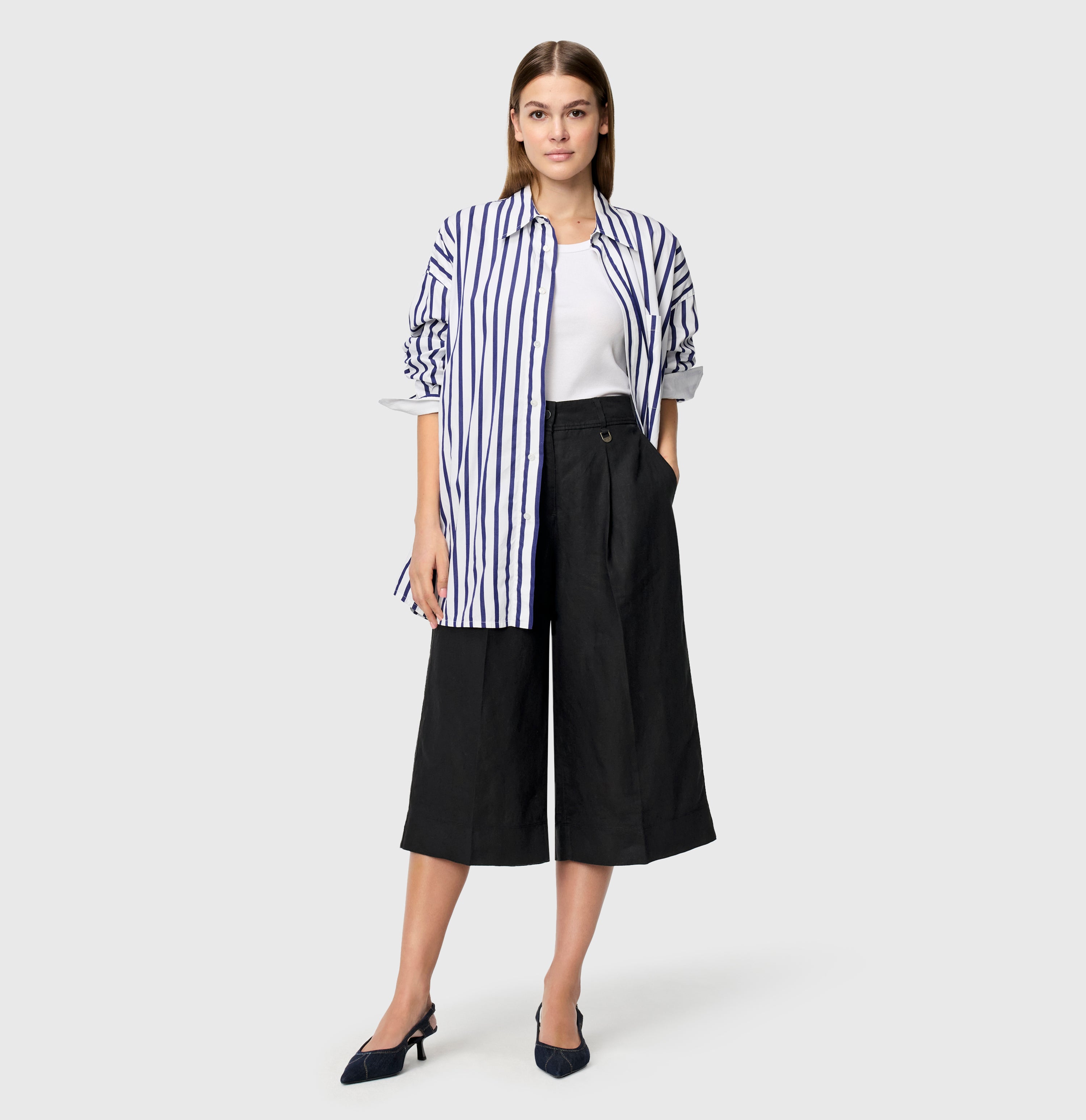 Long, elegant Bermuda made of pure linen. | BRITT long bermuda | black | Full-body of model