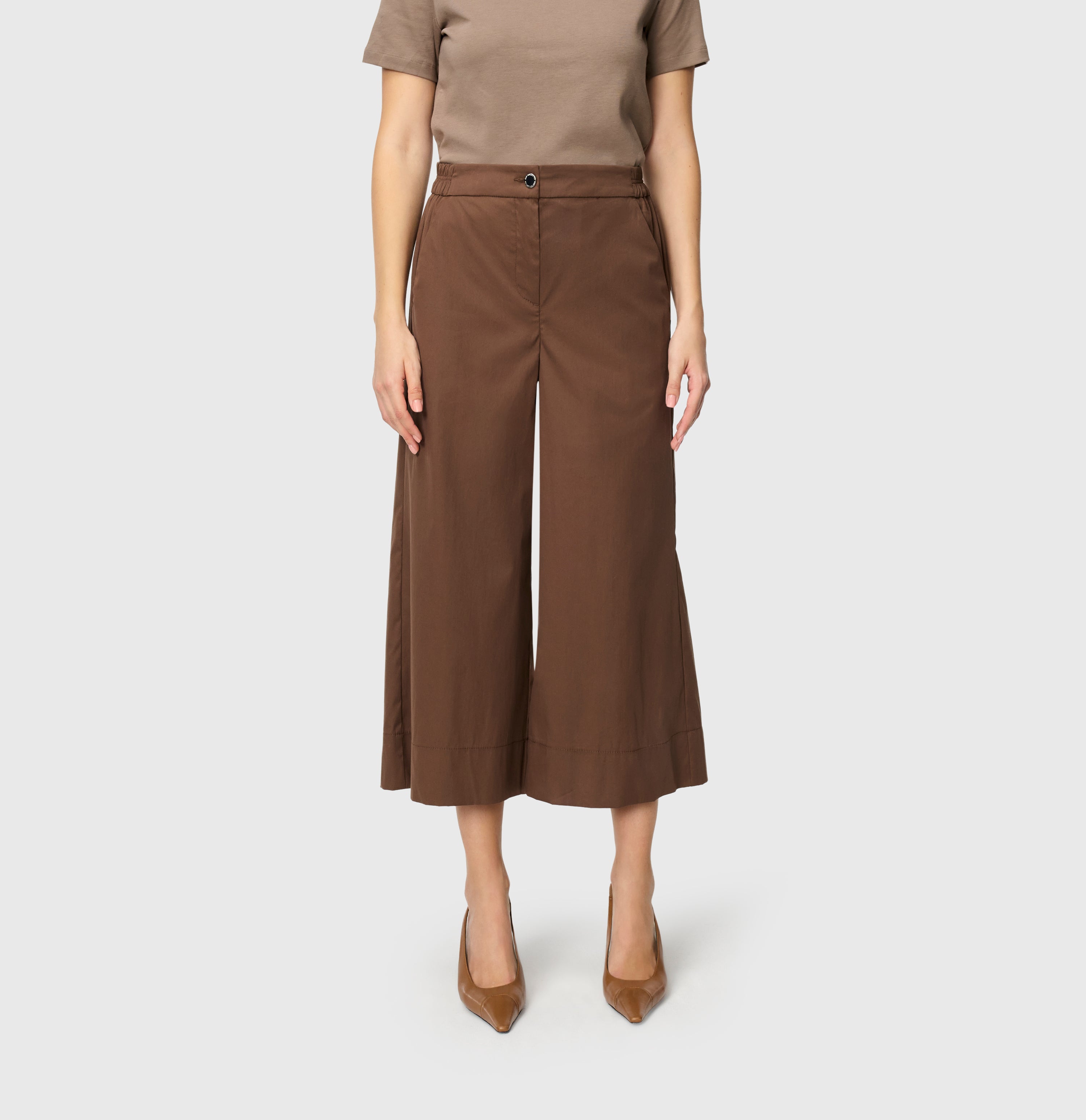 Culotte in a modern paper touch material. | CAROLINE cropped | fawn brown | Front view of model