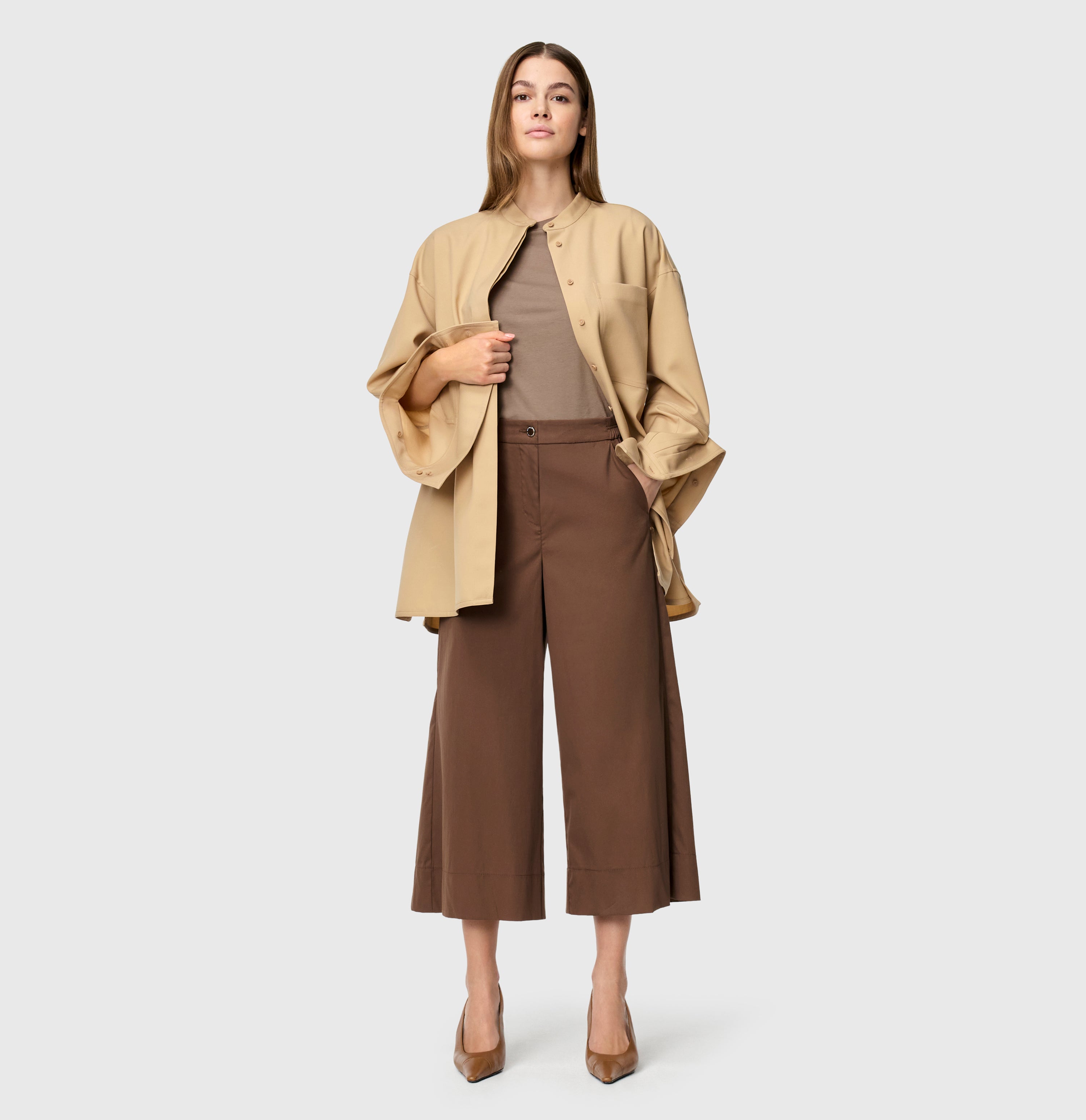  | CAROLINE cropped | fawn brown | Full-body of model