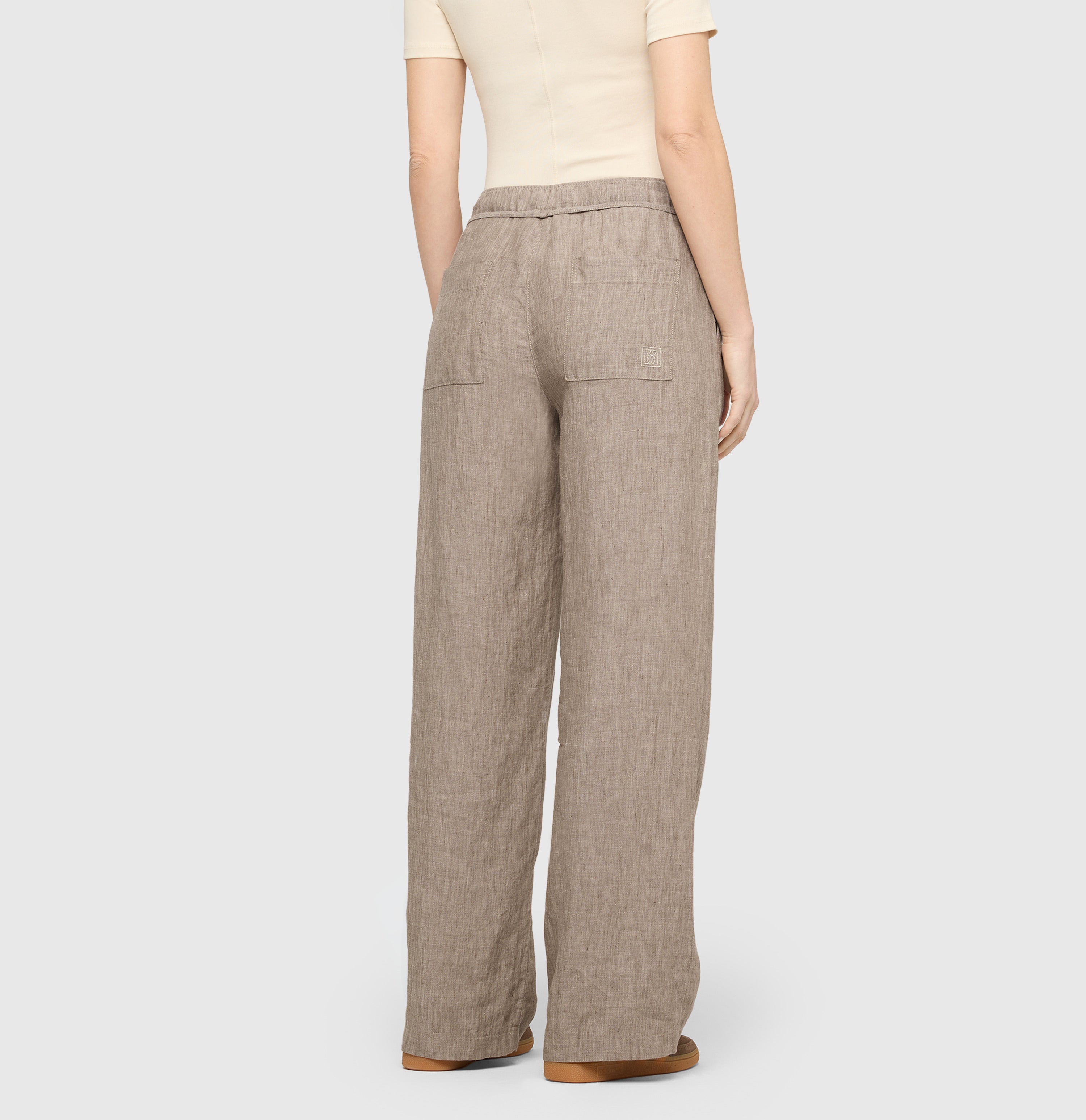 Wide trousers made of pure linen. | CHIARA BELT | sanddrift melange | Back view of model