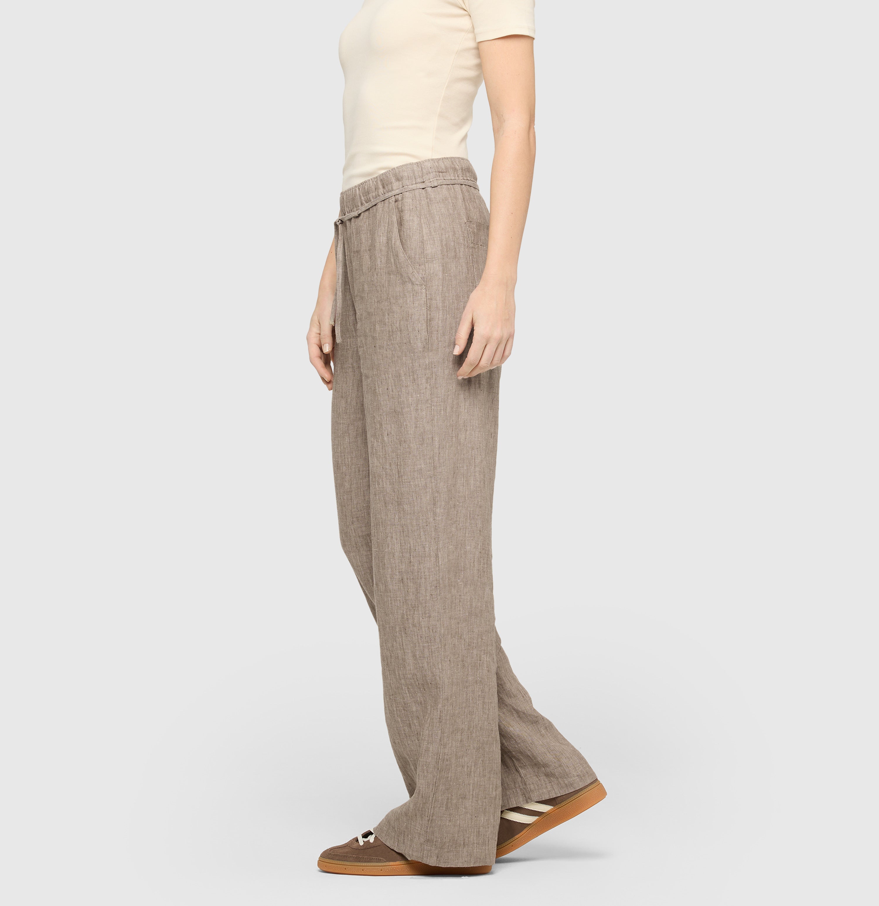 Wide trousers made of pure linen. | CHIARA BELT | sanddrift melange | Side view of model