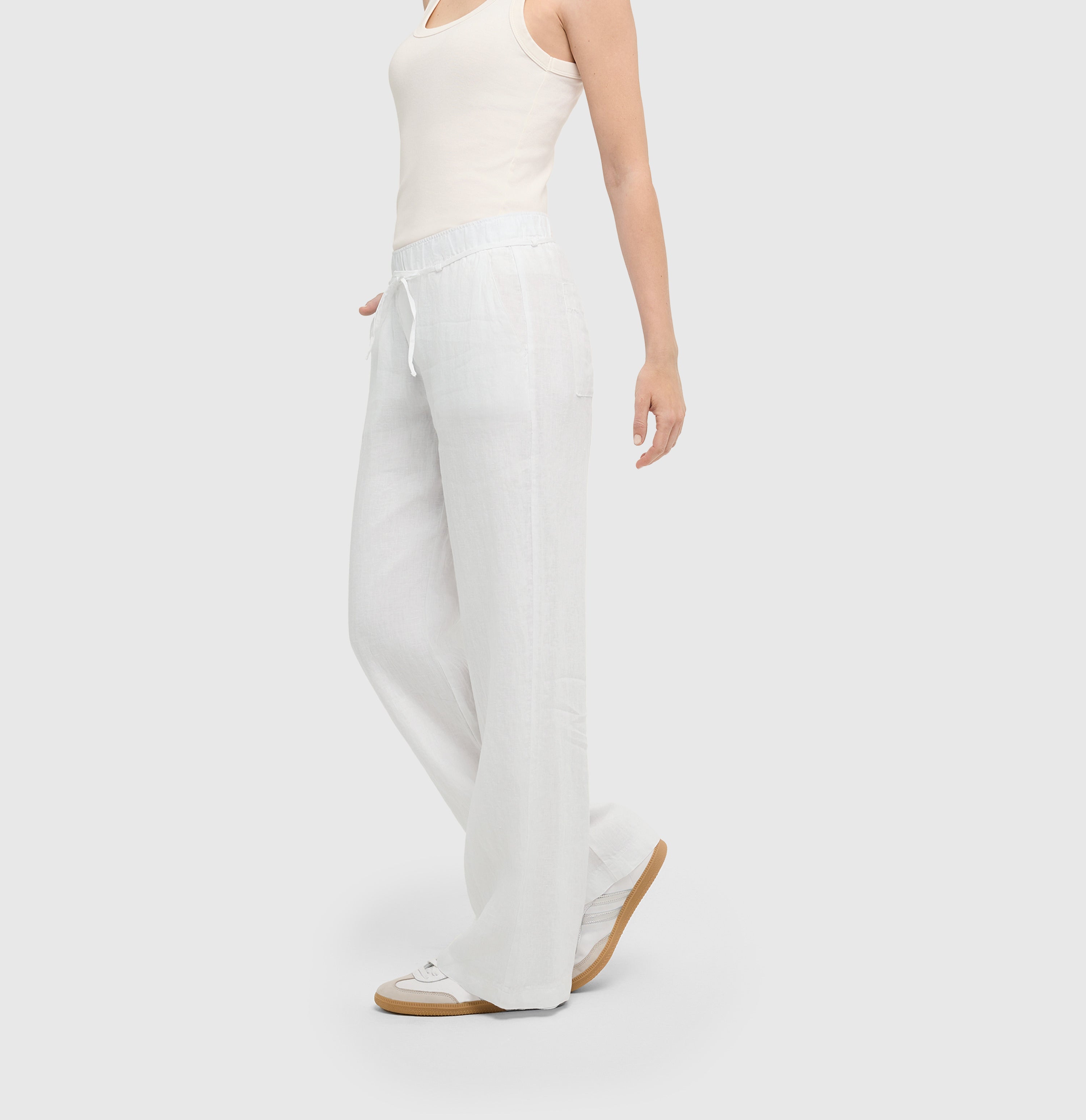 Wide trousers made of pure linen. | CHIARA BELT | white | Side view of model