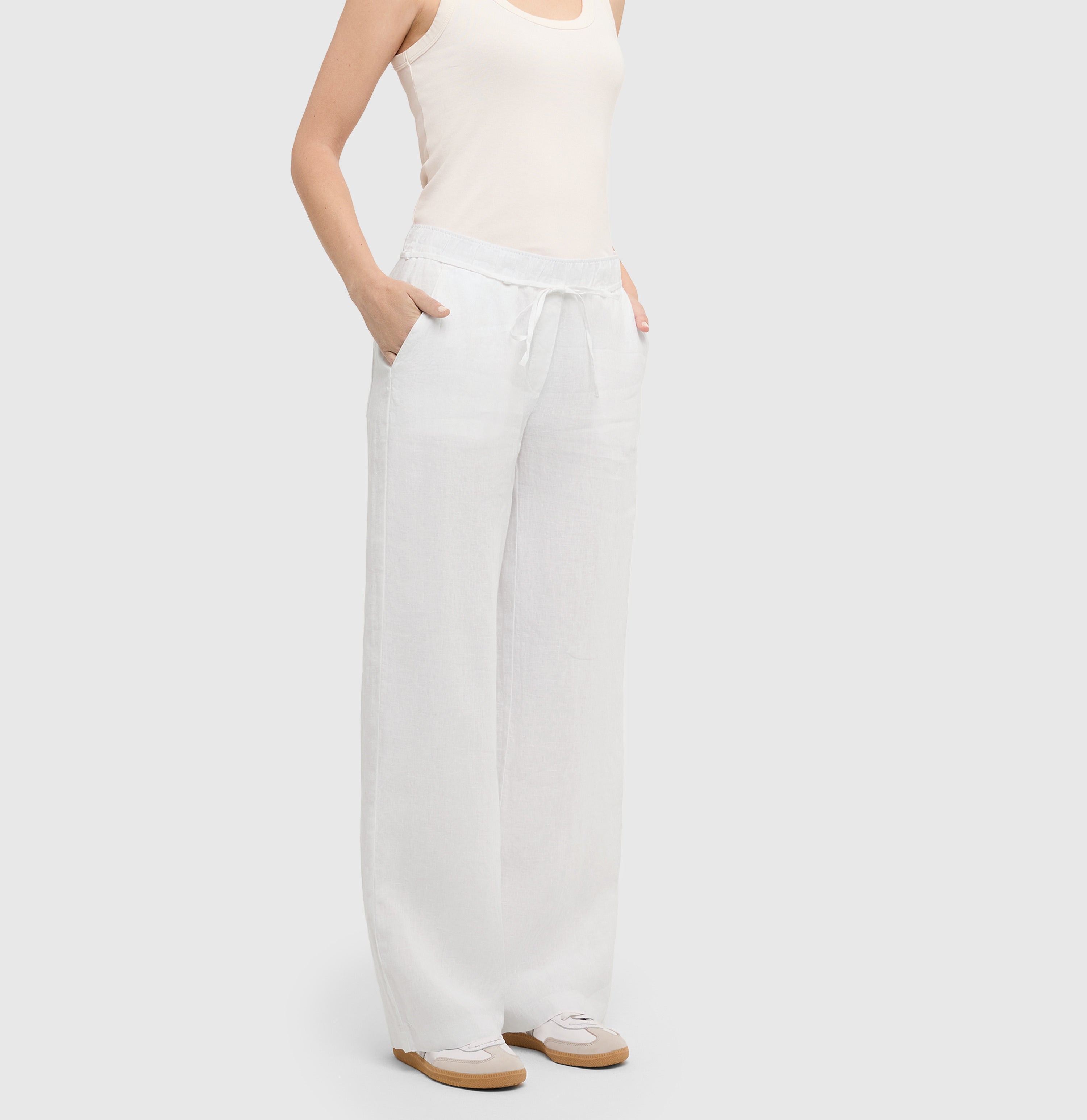 Wide trousers made of pure linen. | CHIARA BELT | white | Detailed view 4 of model