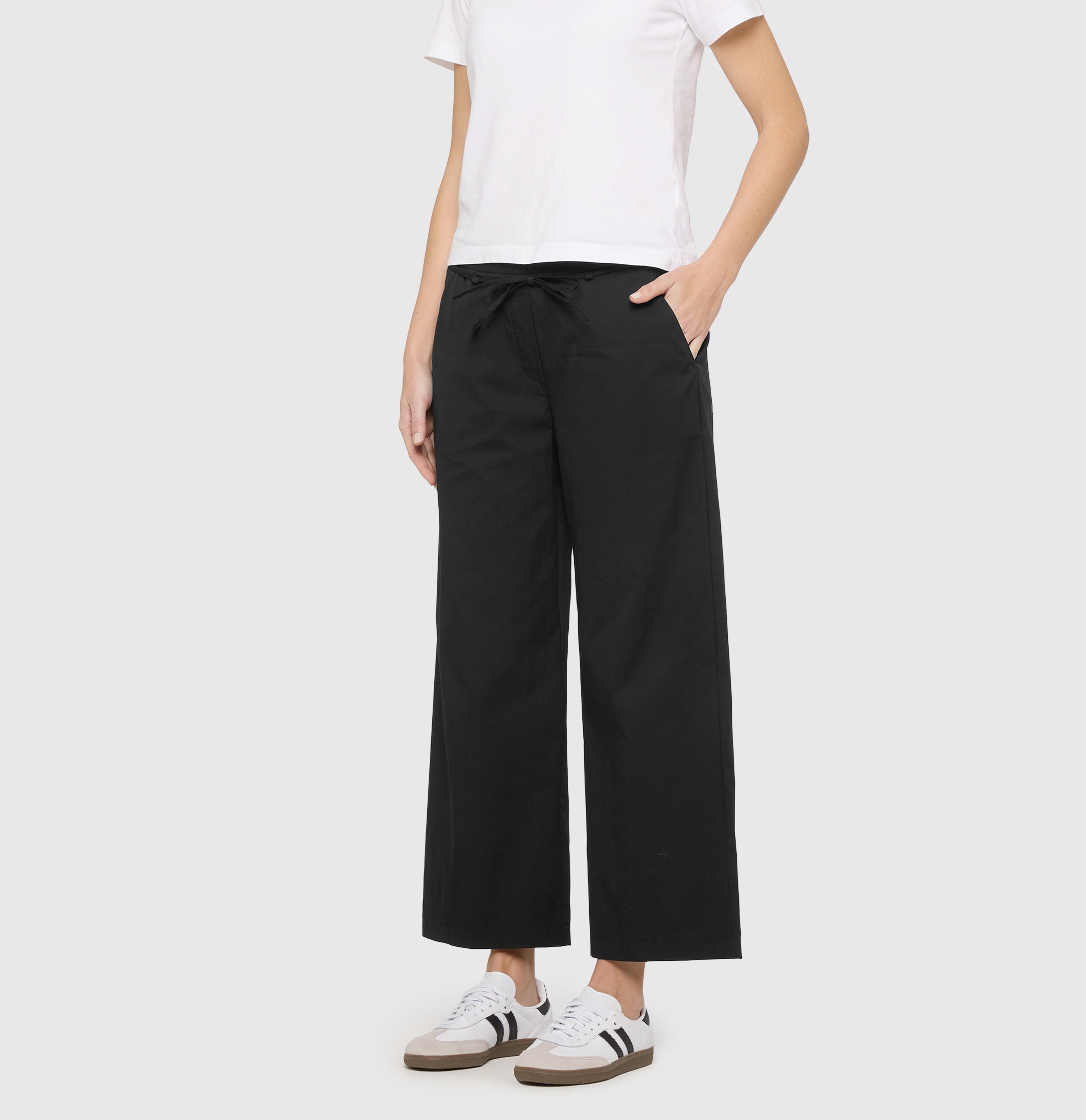 Culotte in a paper touch blend. | CHIARA BELT cropped | black | Front view of model