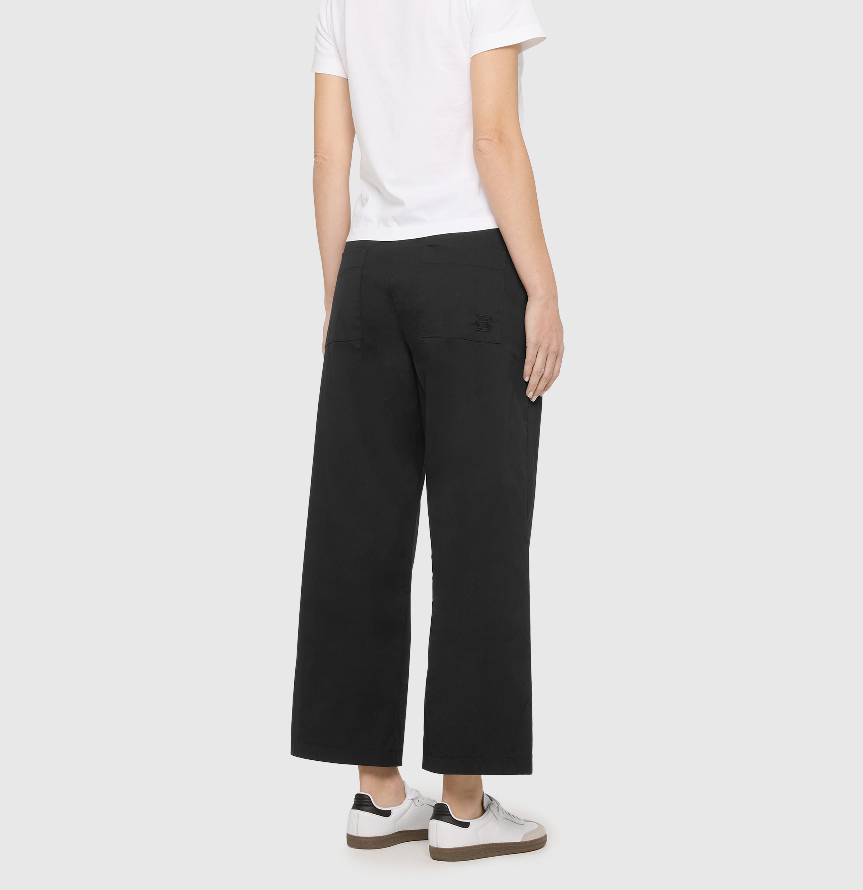 Culotte in a paper touch blend. | CHIARA BELT cropped | black | Back view of model