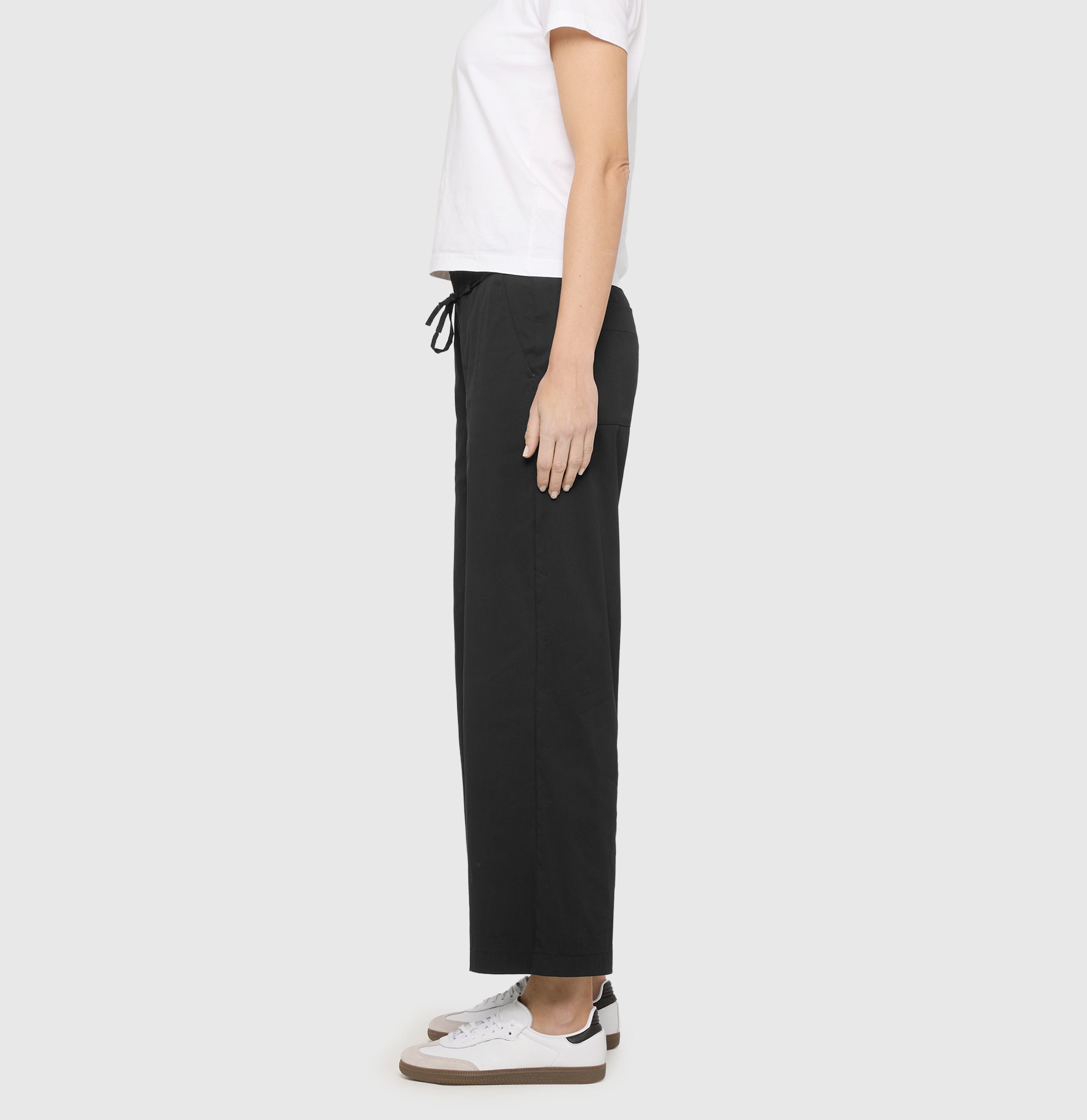 Culotte in a paper touch blend. | CHIARA BELT cropped | black | Side view of model