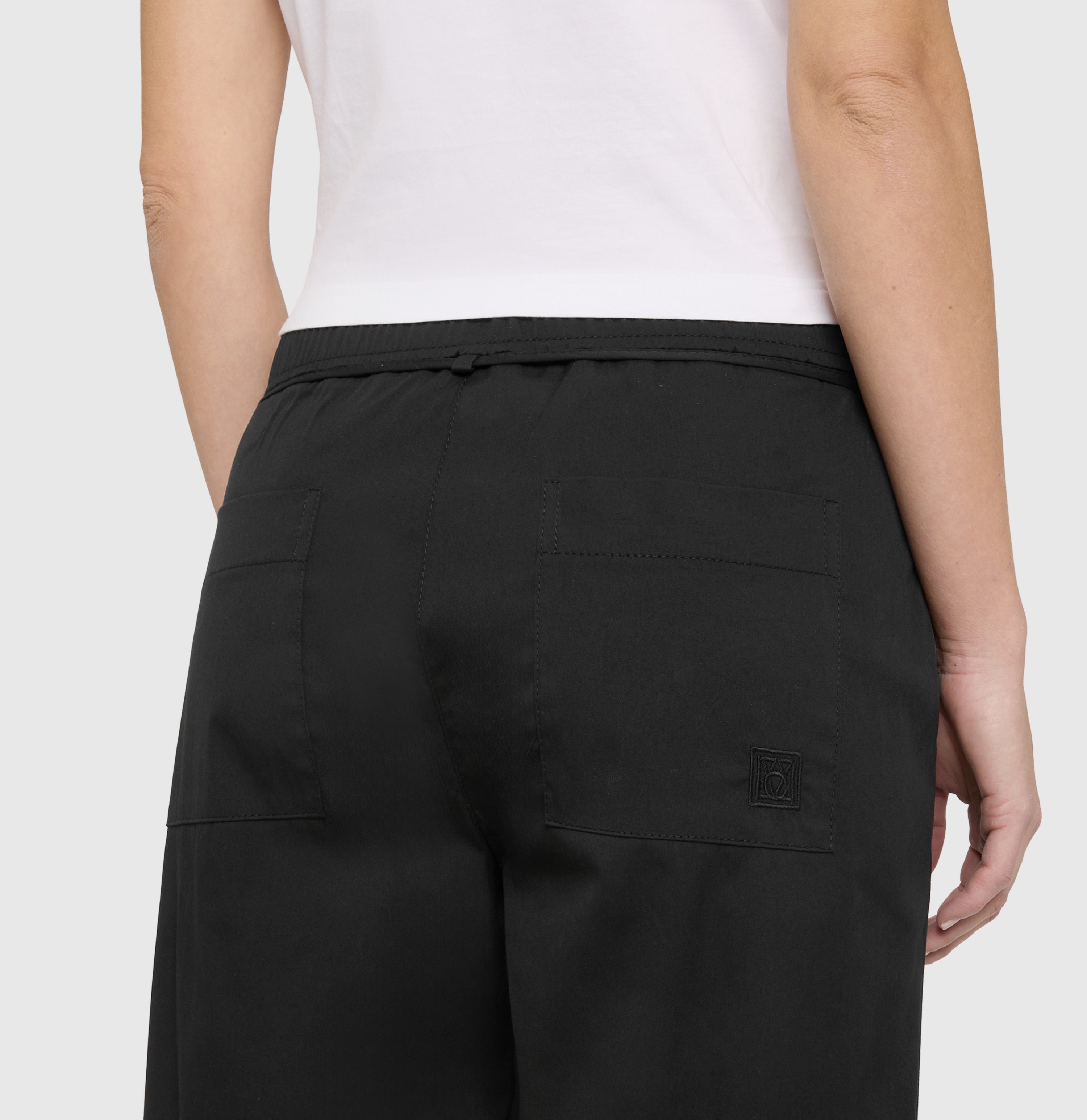 Culotte in a paper touch blend. | CHIARA BELT cropped | black | Detailed view 2 of model