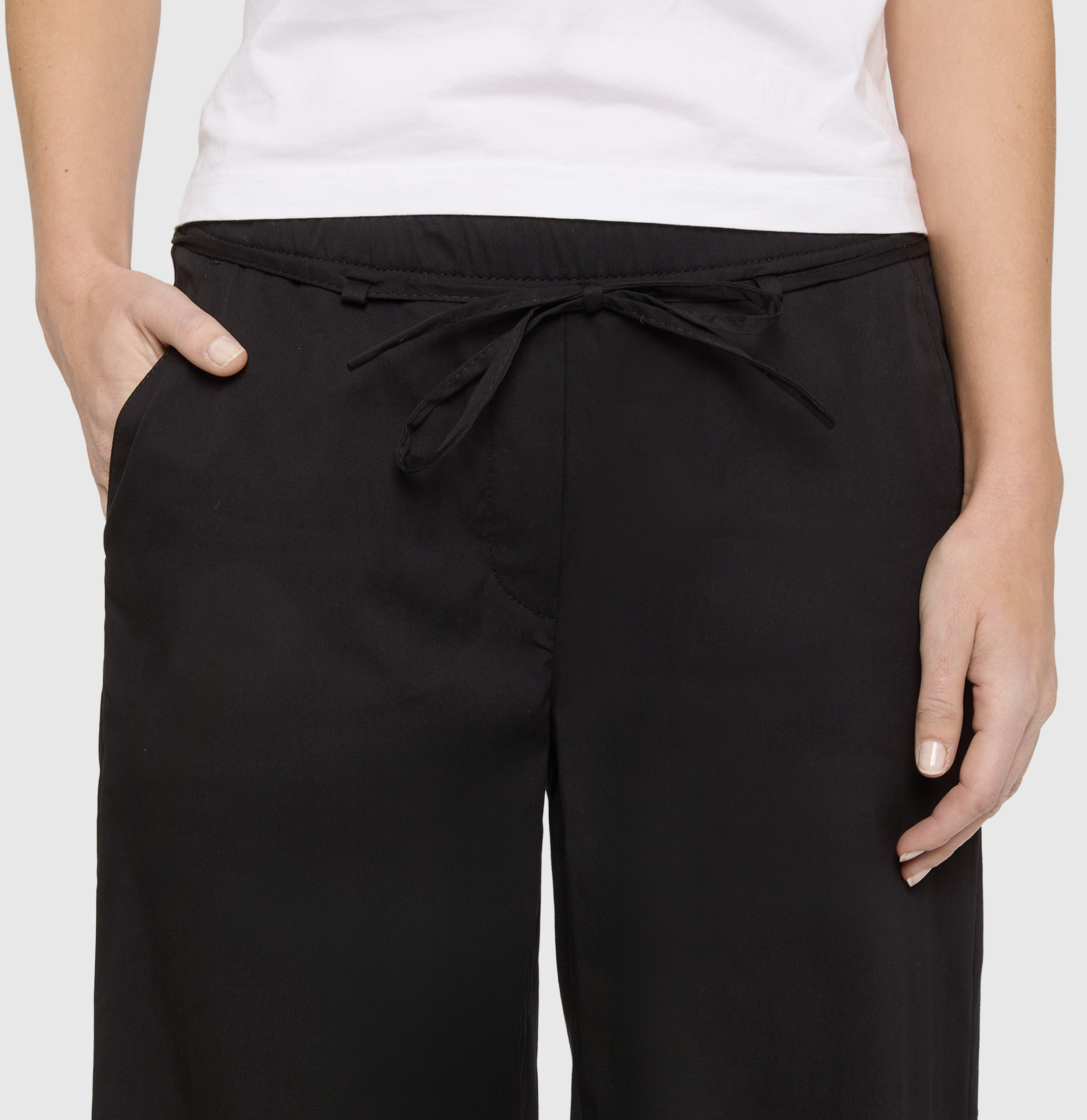 Culotte in a paper touch blend. | CHIARA BELT cropped | black | Detailed view 3 of model