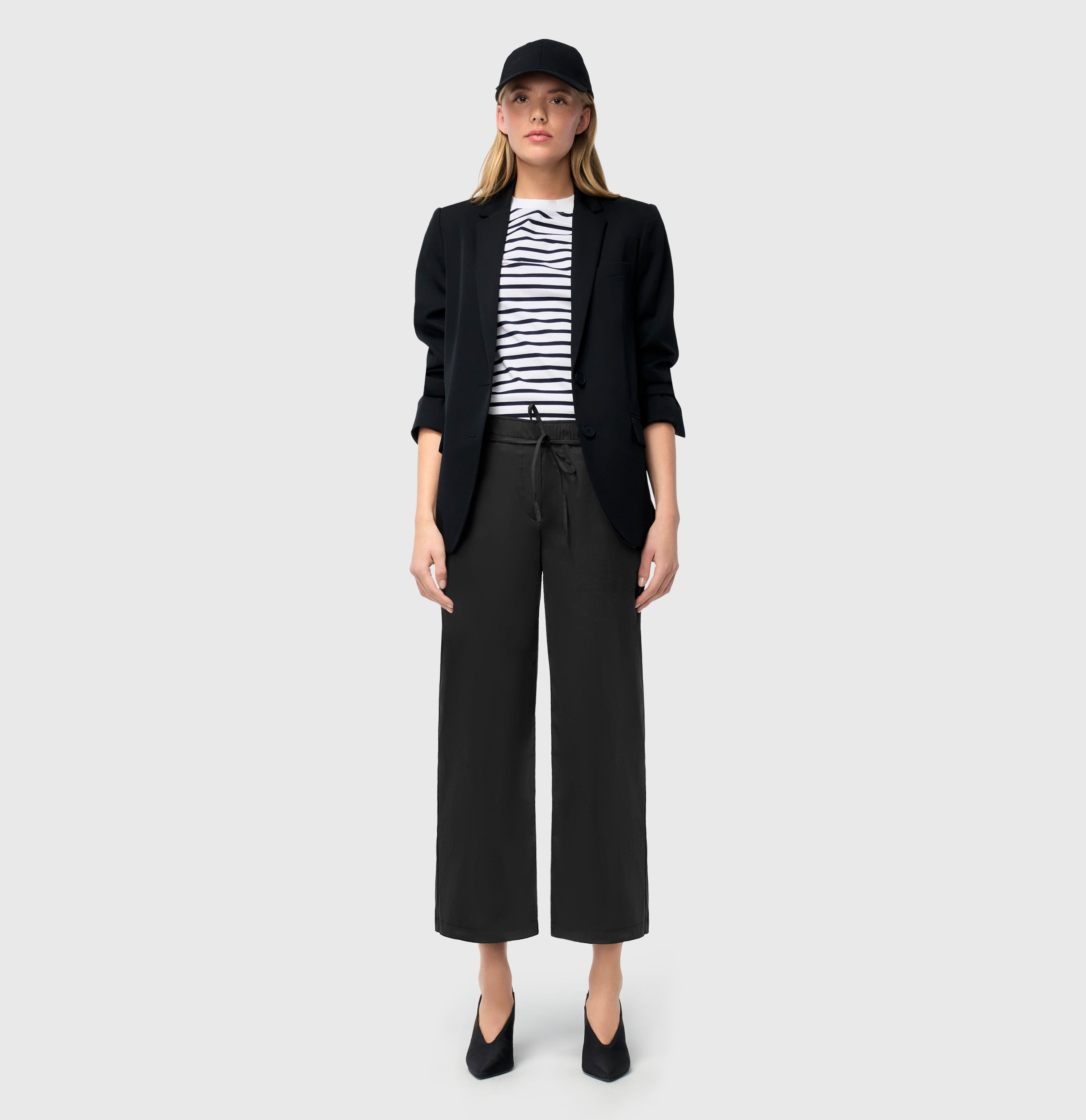 Culotte in a paper touch blend. | CHIARA BELT cropped | black | Full-body of model