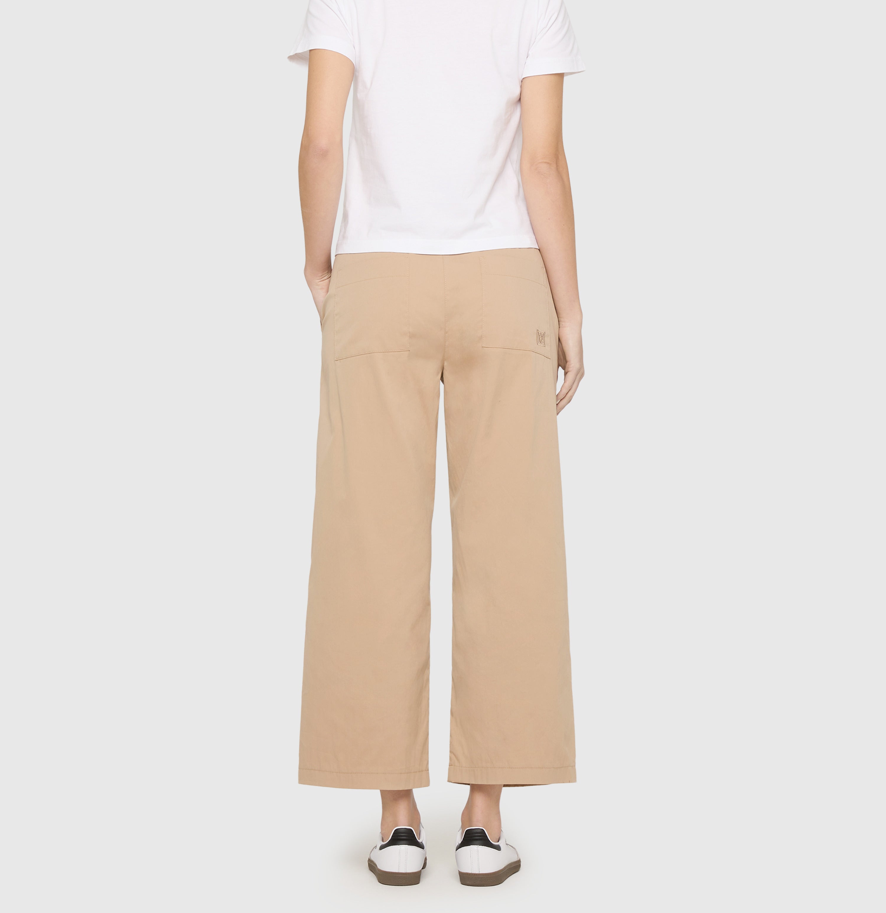 Culotte in a paper touch blend. | CHIARA BELT cropped | desert | Back view of model