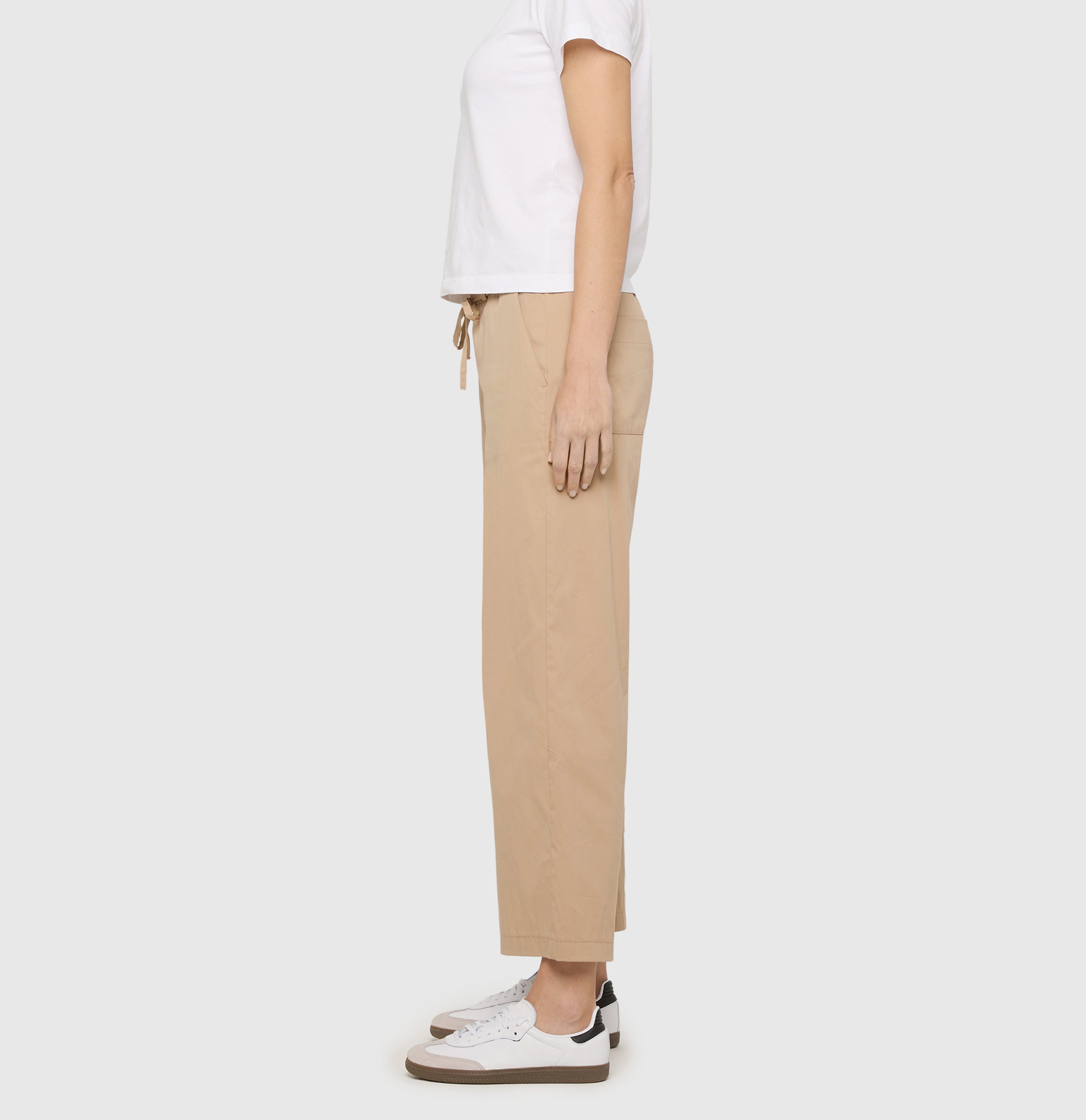 Culotte in a paper touch blend. | CHIARA BELT cropped | desert | Side view of model