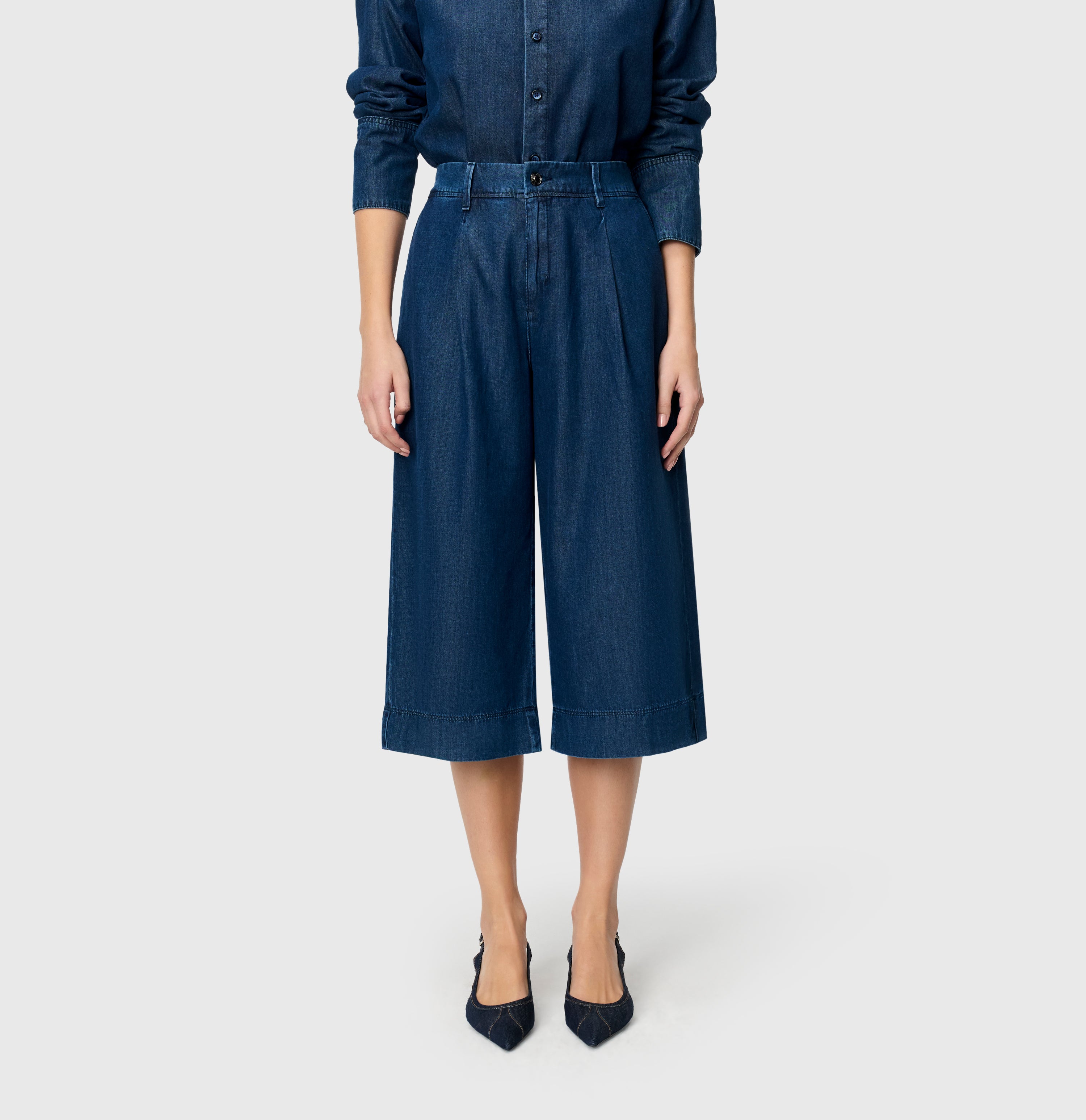 Culotte made of flowing lyocell denim. | BRITT denim | simply blue wash | Front view of model
