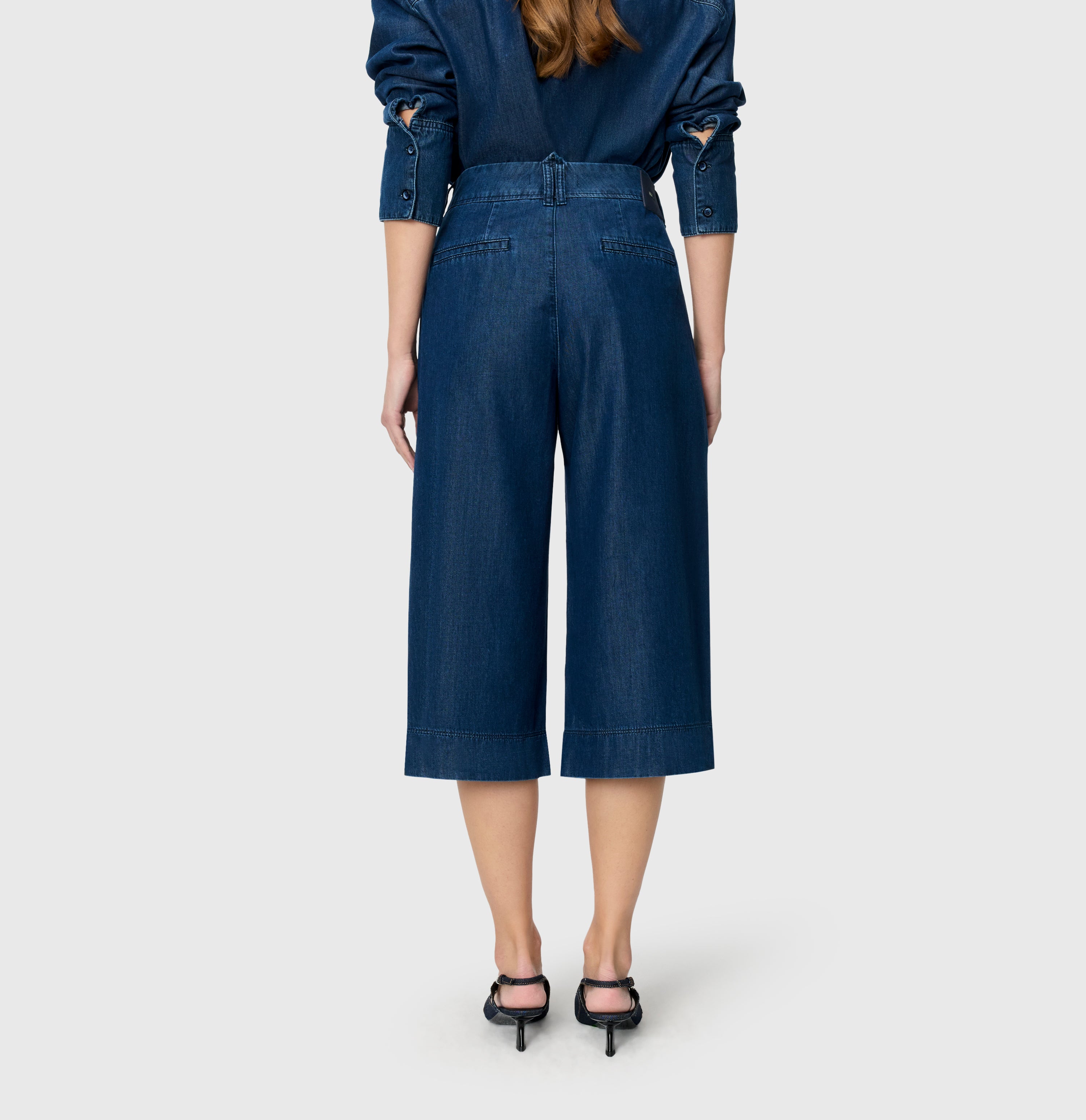  | BRITT denim | simply blue wash | Back view of model