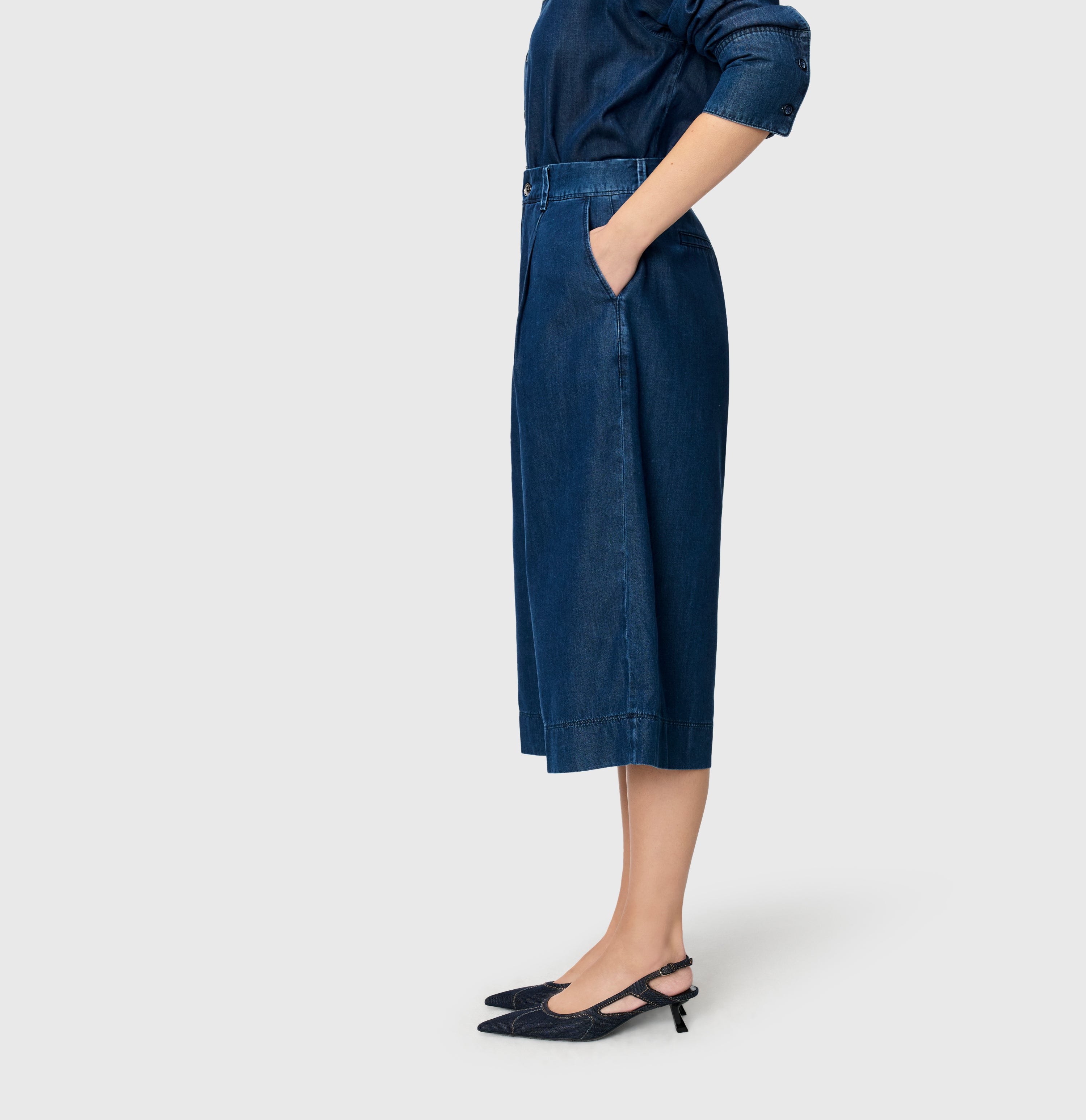  | BRITT denim | simply blue wash | Side view of model
