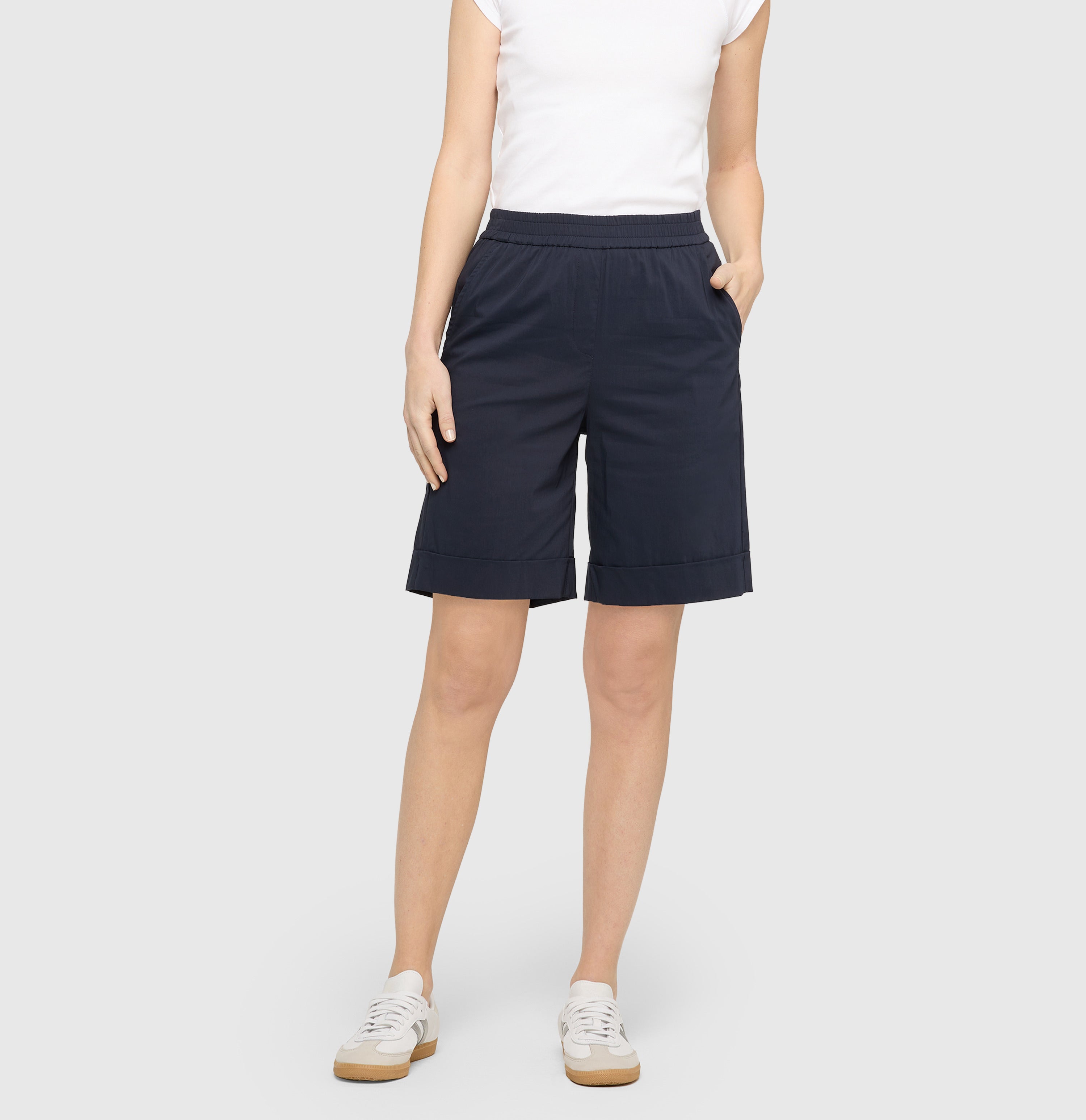 Ultra light shorts with elastic waistband. | SALLY SHORTY | dark blue | Front view of model